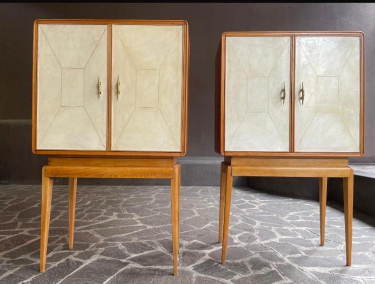 Pareja de muebles de nogal y pergamino Italian en venta