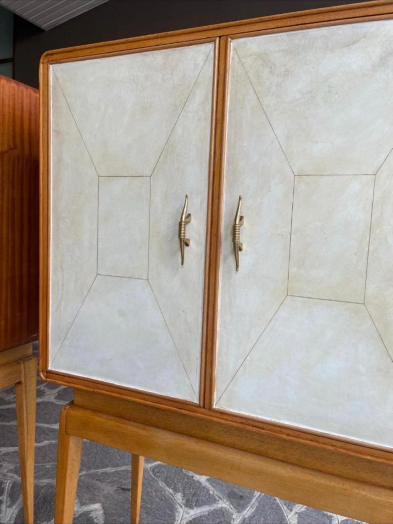 Pareja de muebles de nogal y pergamino en Bueno estado para la venta en Milan, IT