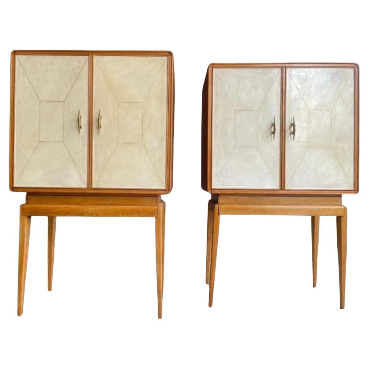 Pareja de muebles de nogal y pergamino en venta