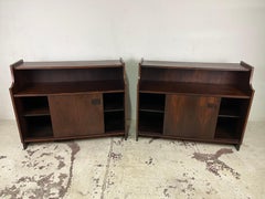 Paire de meubles d'appoint en palissandre Fabrication italienne années 1960