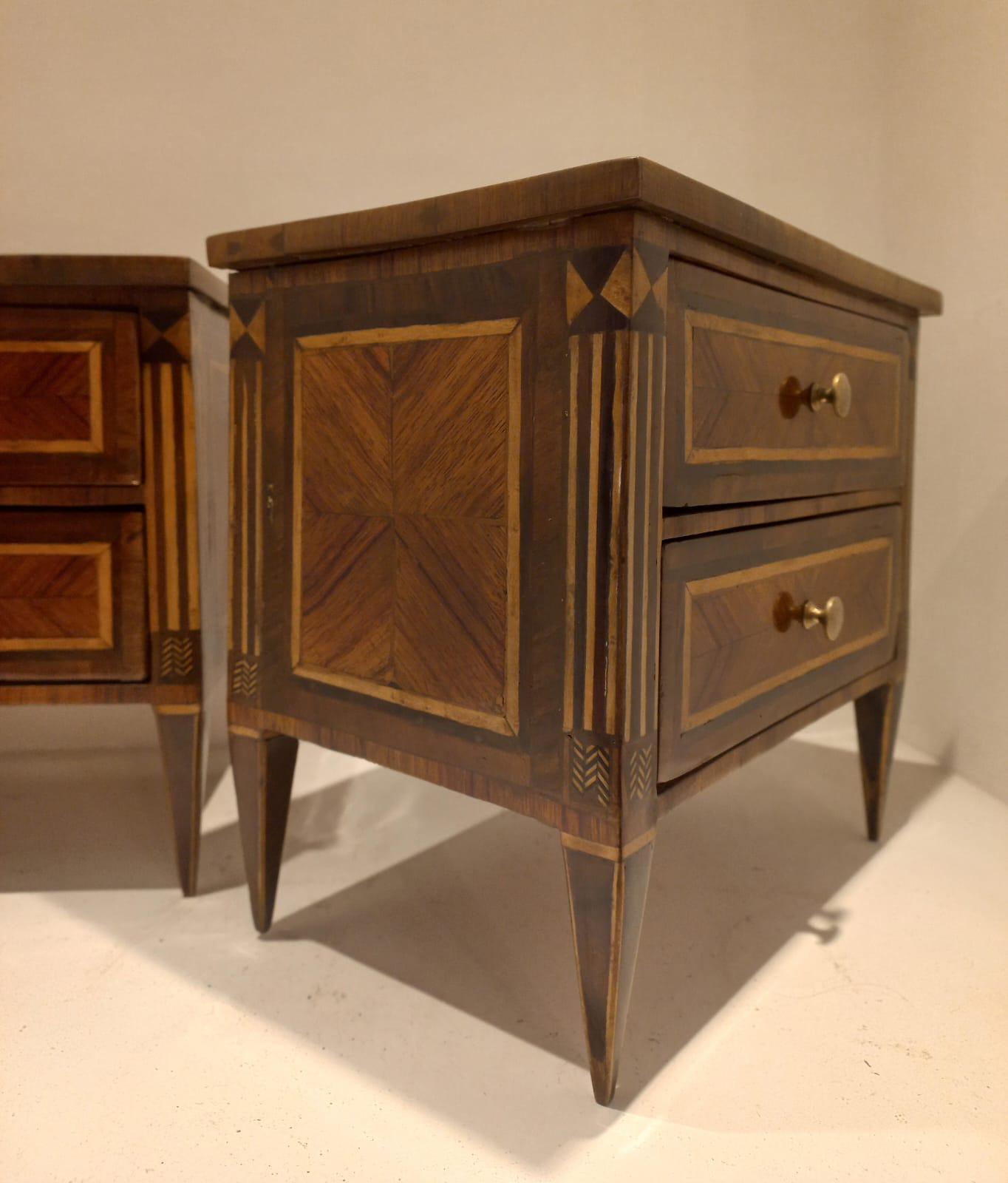 Pair of Louis XVI model chests of drawers, wood panelled and inlaid, early 19th-century Neapolitan cabinetry, top measures 27x18 cm, height 26 cm.