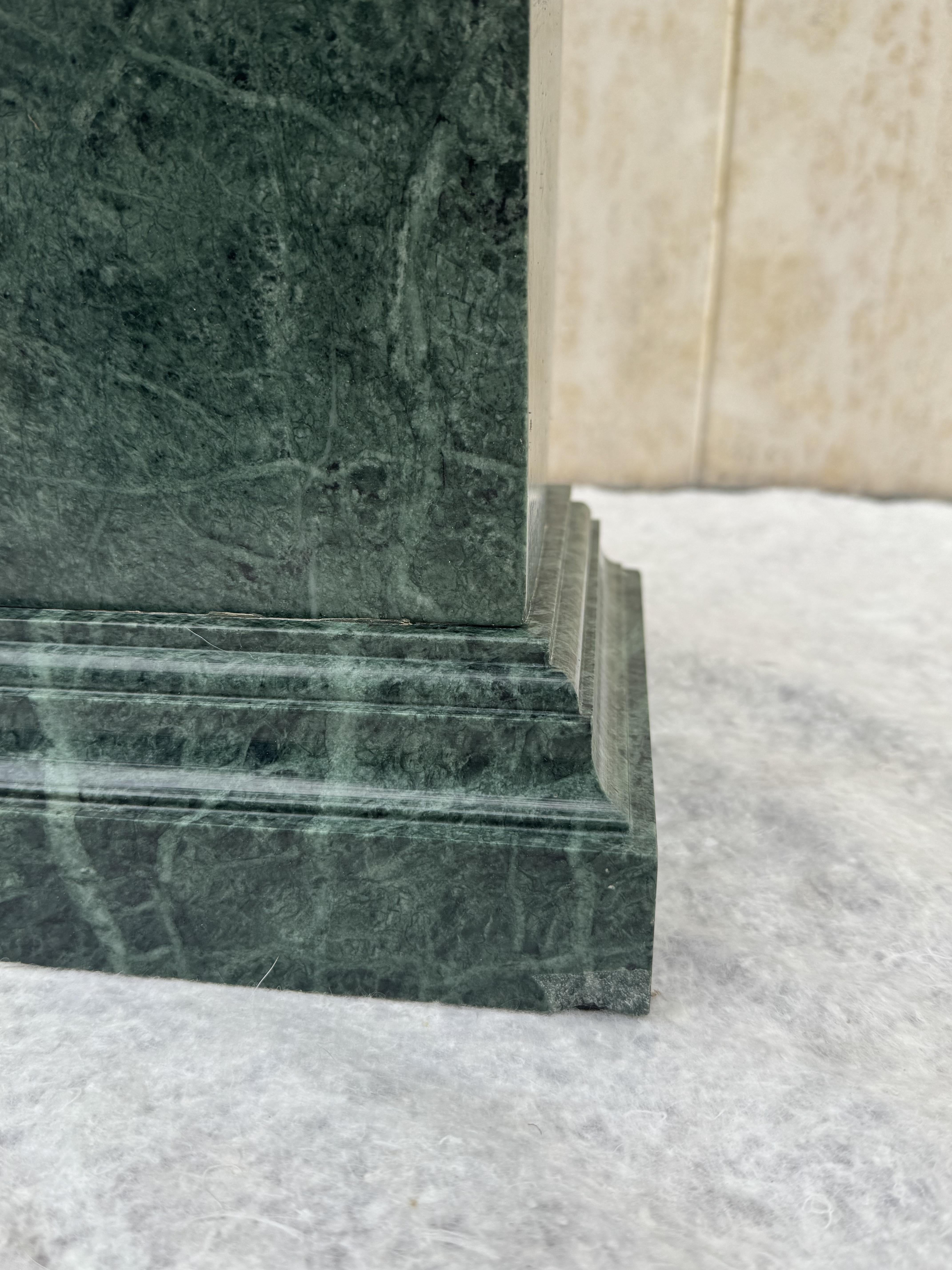 Paire de hauts obélisques en marbre incrusté, 1960 en vente 3