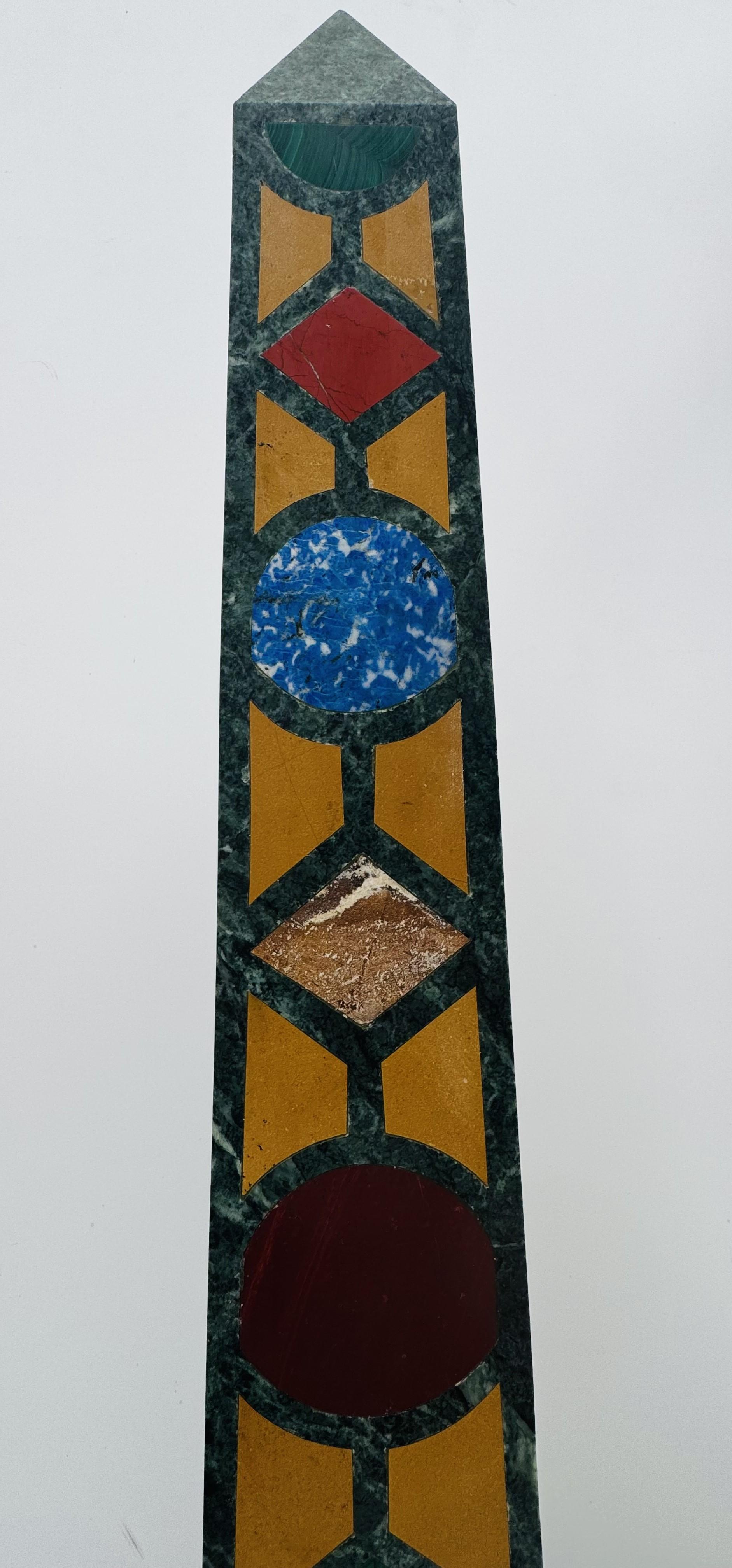 Paire de hauts obélisques en marbre incrusté, fabriqués en Italie, années 1960.
Extraordinaire paire d'obélisques rares dans leur style (19e siècle) en marbre incrusté. Ils ont été fabriqués avec une attention méticuleuse aux détails. Ces deux