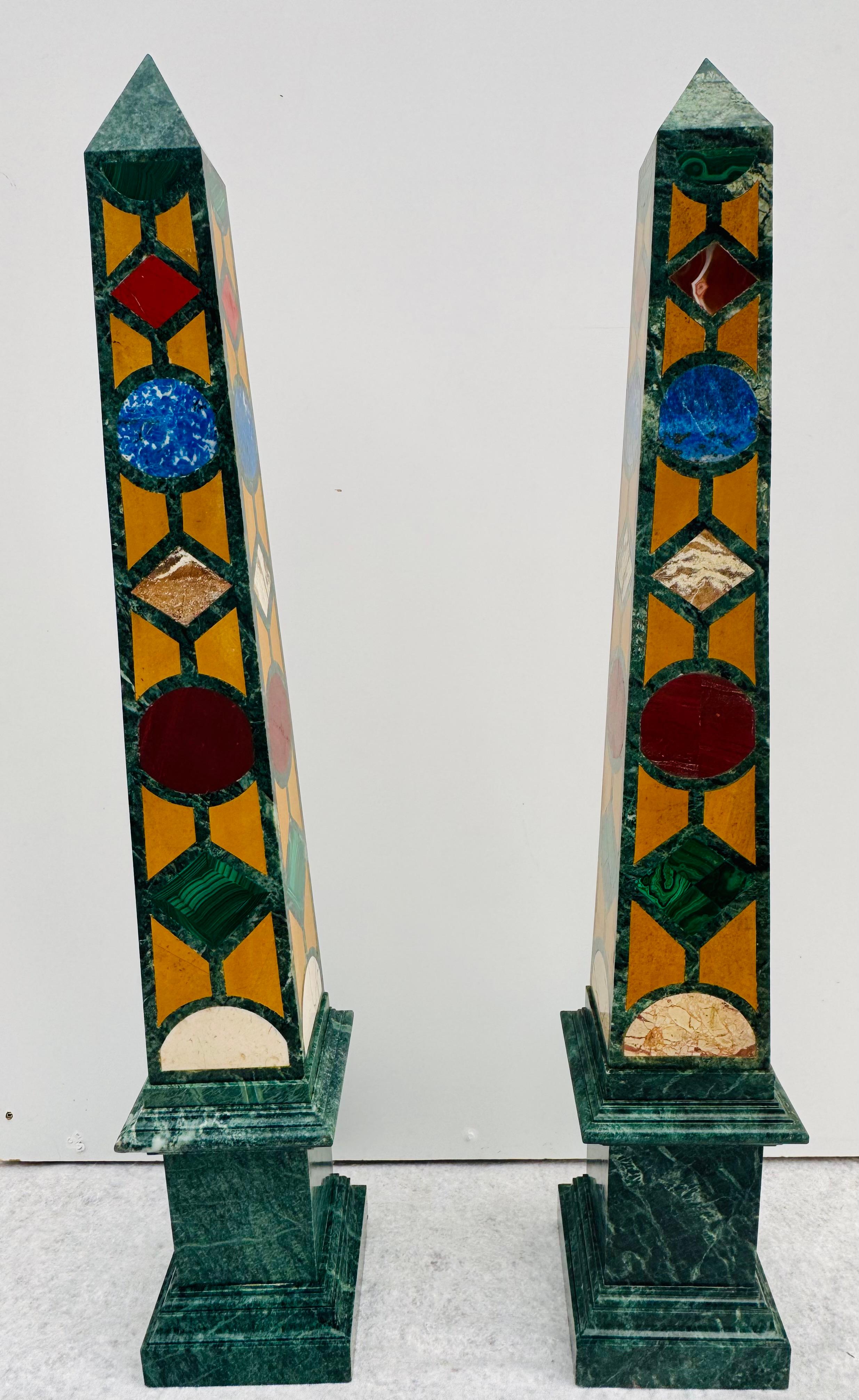 Mid-Century Modern Paire de hauts obélisques en marbre incrusté, 1960 en vente