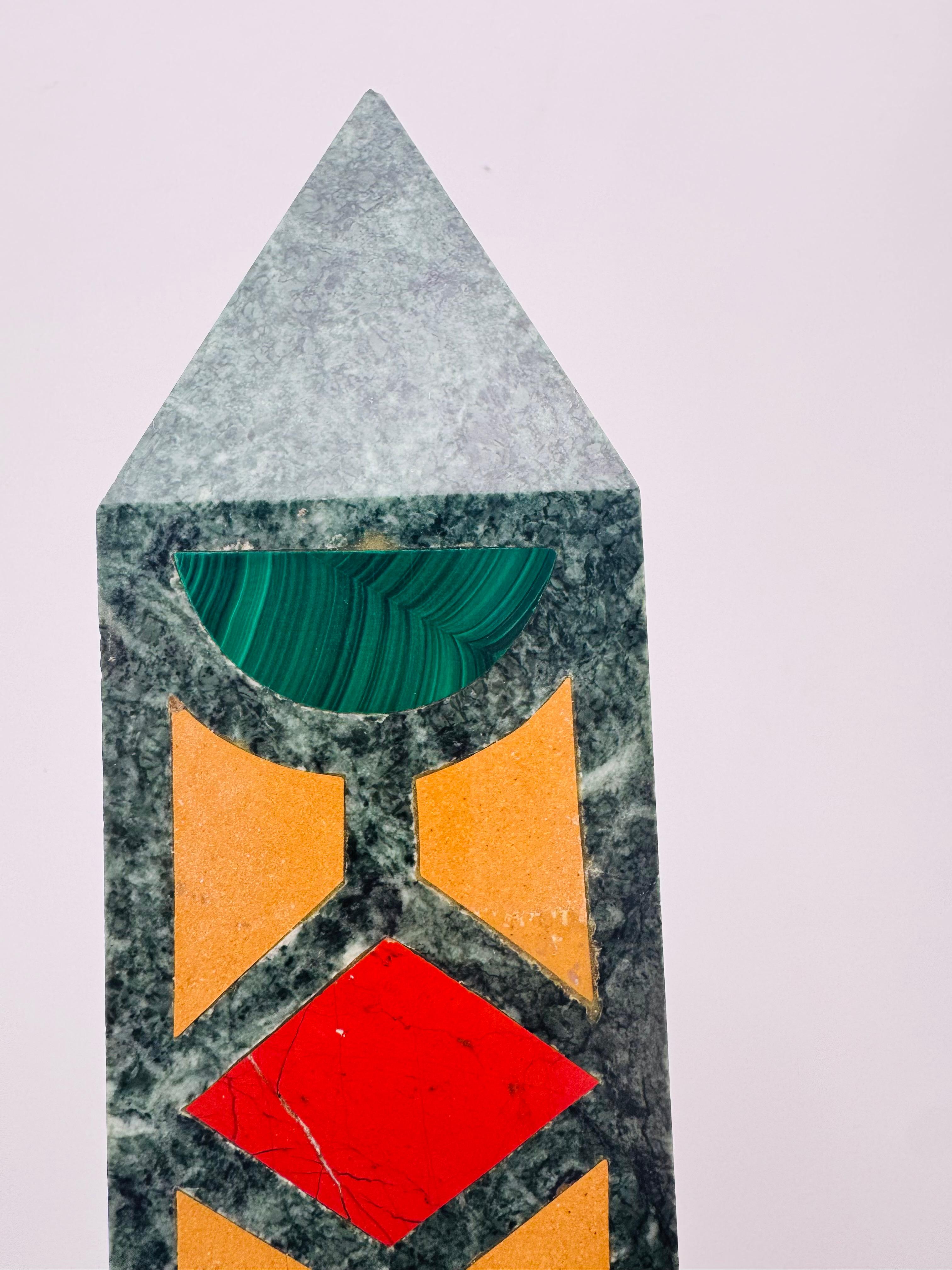 Italian Paire de hauts obélisques en marbre incrusté, 1960 en vente