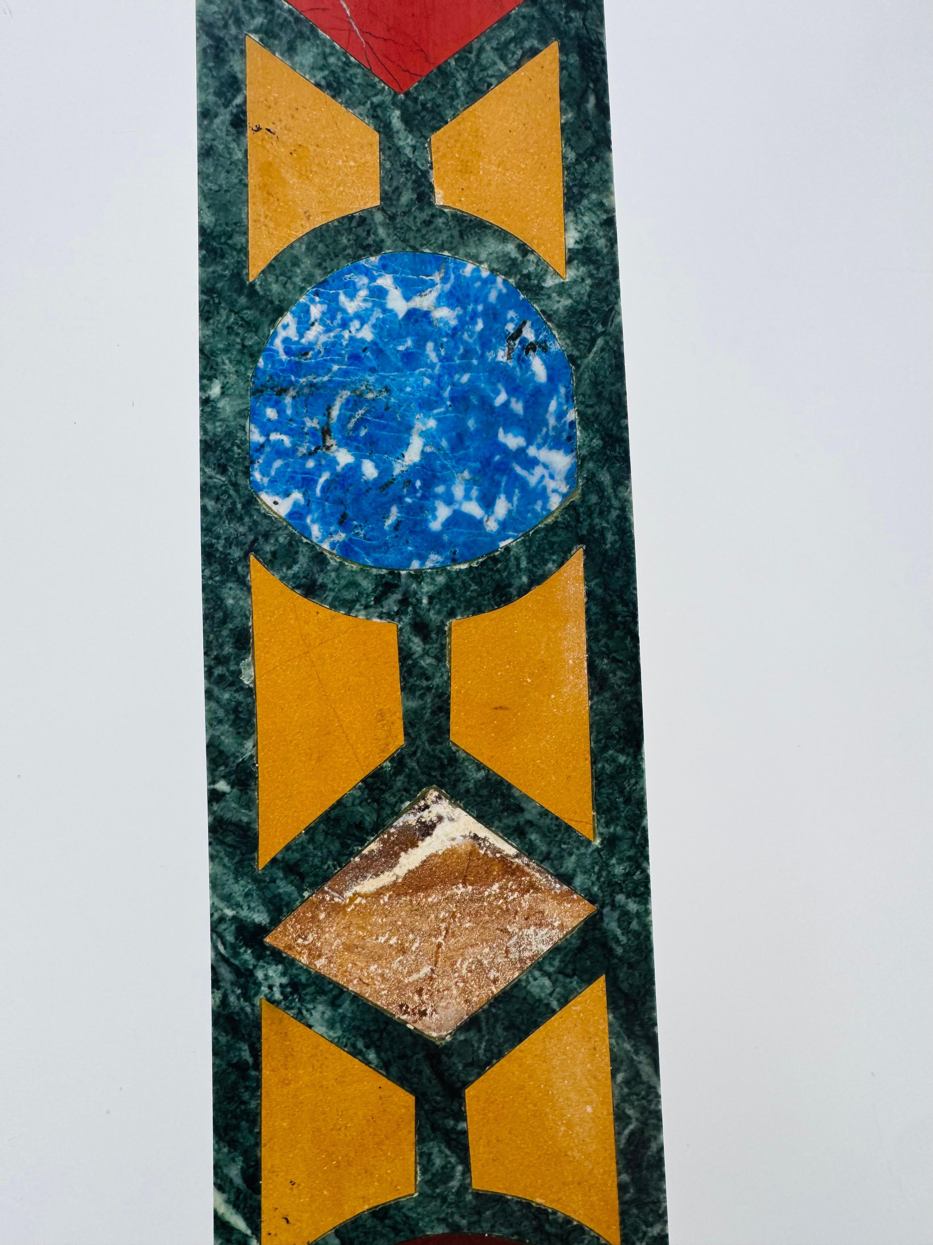 Paire de hauts obélisques en marbre incrusté, 1960 Bon état - En vente à Bastia Umbra, IT