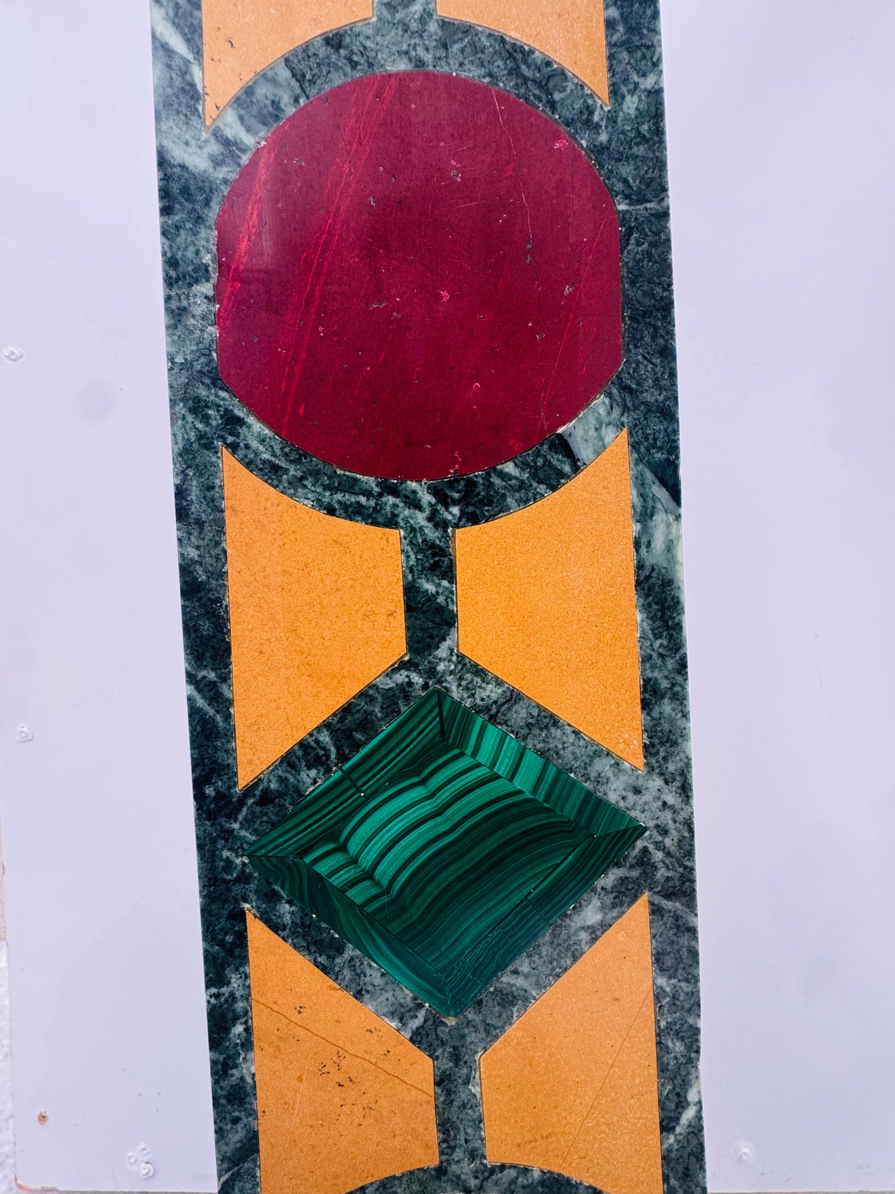 Mid-20th Century Paire de hauts obélisques en marbre incrusté, 1960 en vente