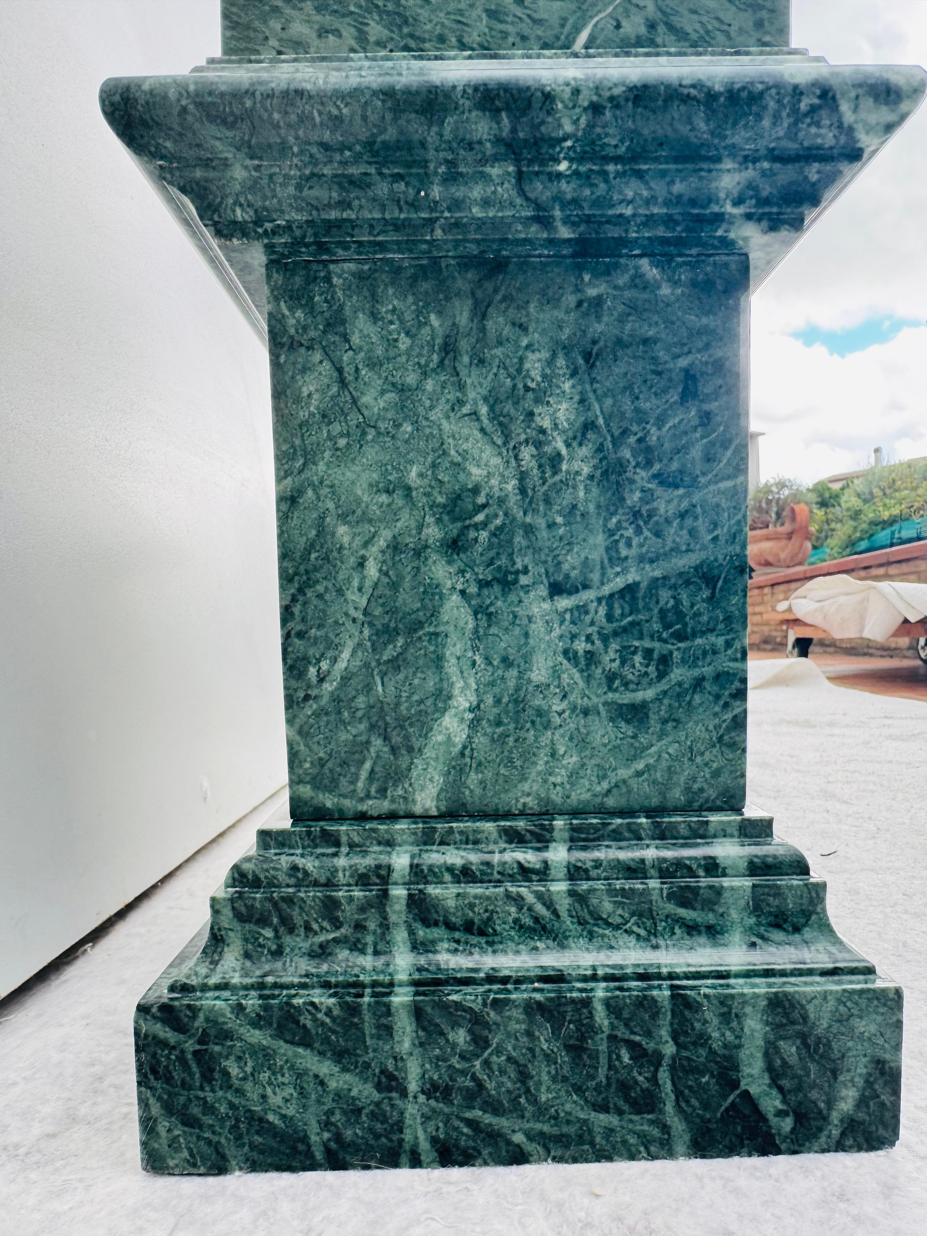 Paire de hauts obélisques en marbre incrusté, 1960 en vente 2