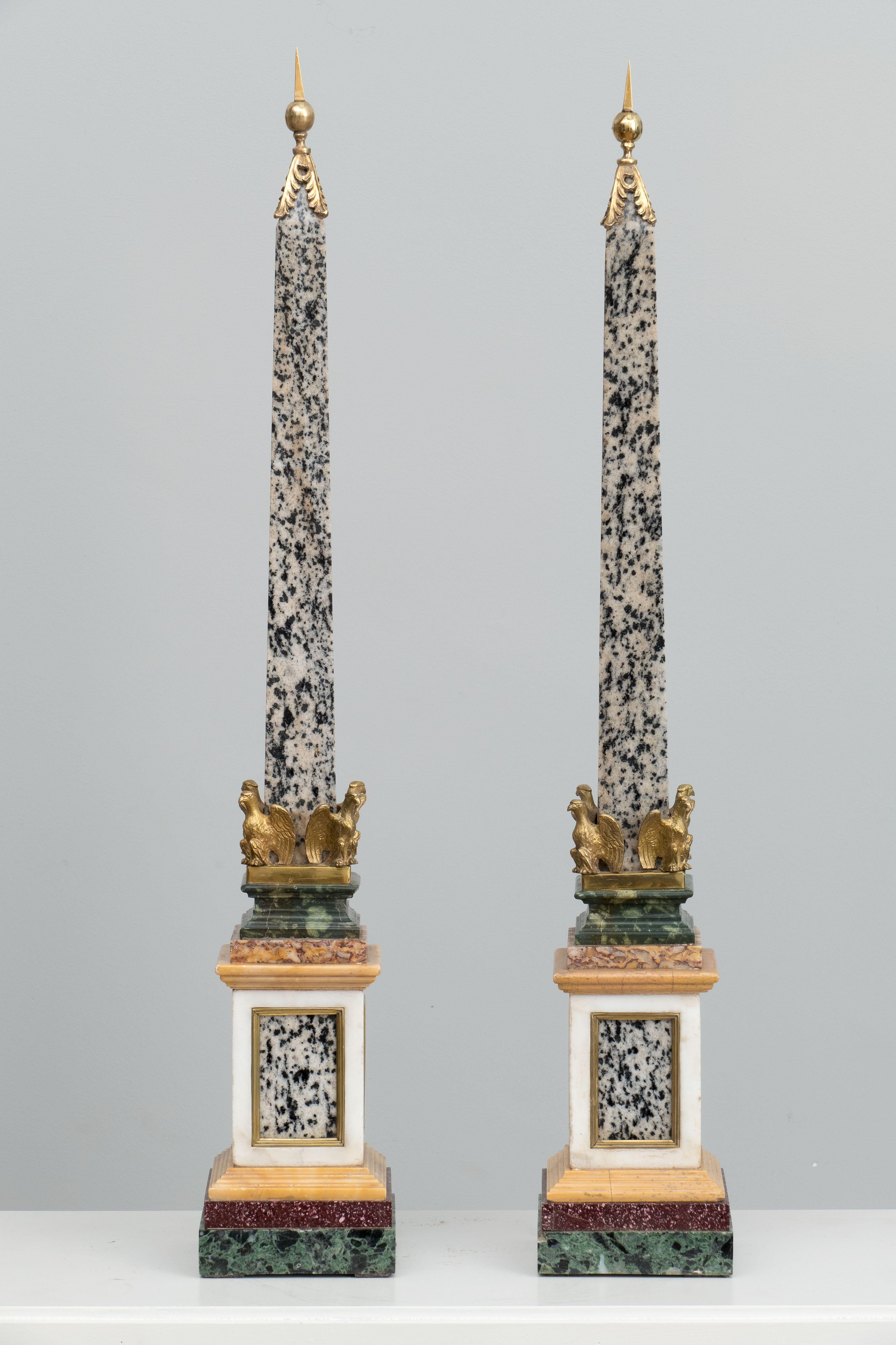 Paar Obelisken aus Marmor und Malachit, 18. Jahrhundert (Bronze) im Angebot