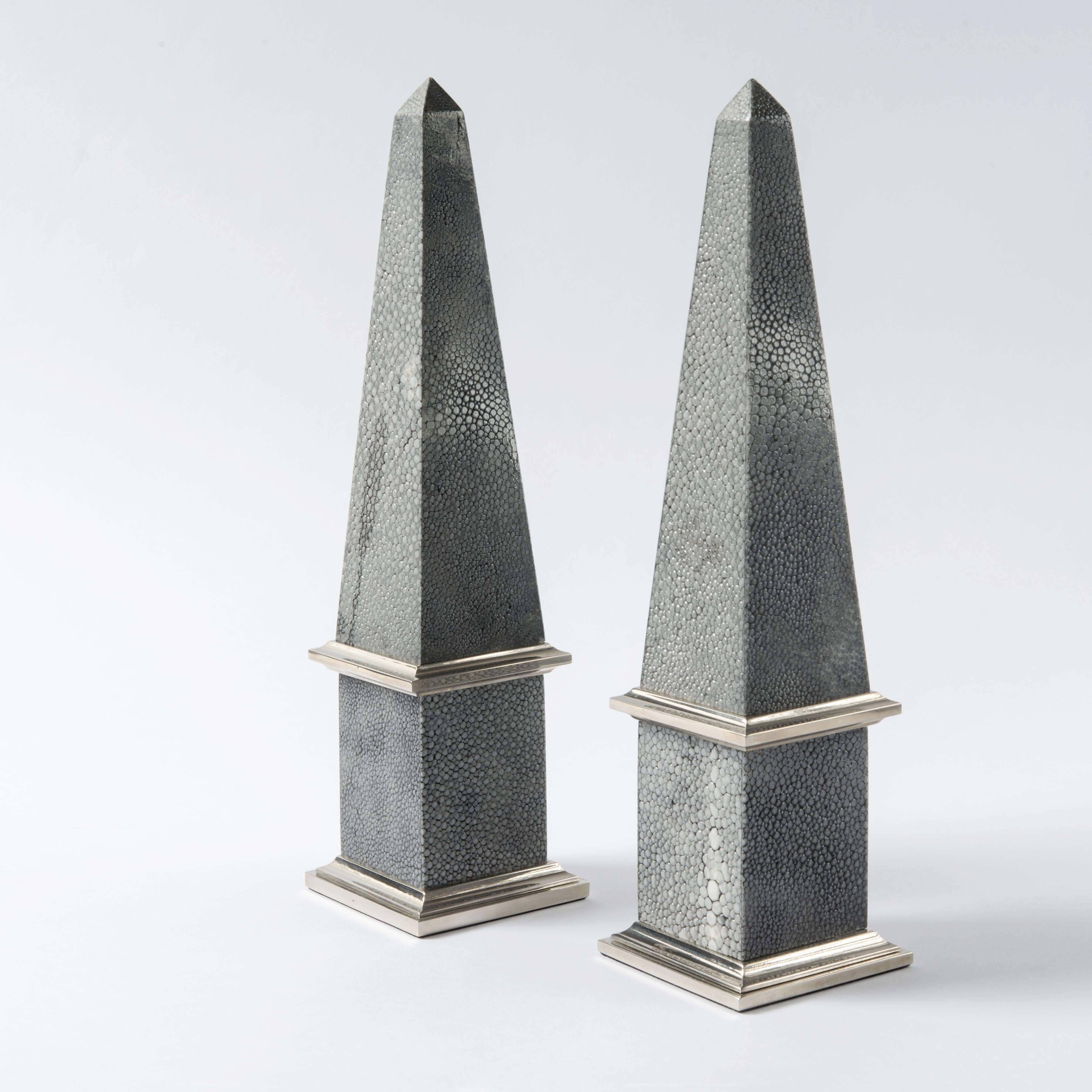 Pareja de obeliscos de piel de raya LUXOR - Diseño elegante y refinado Italian en venta