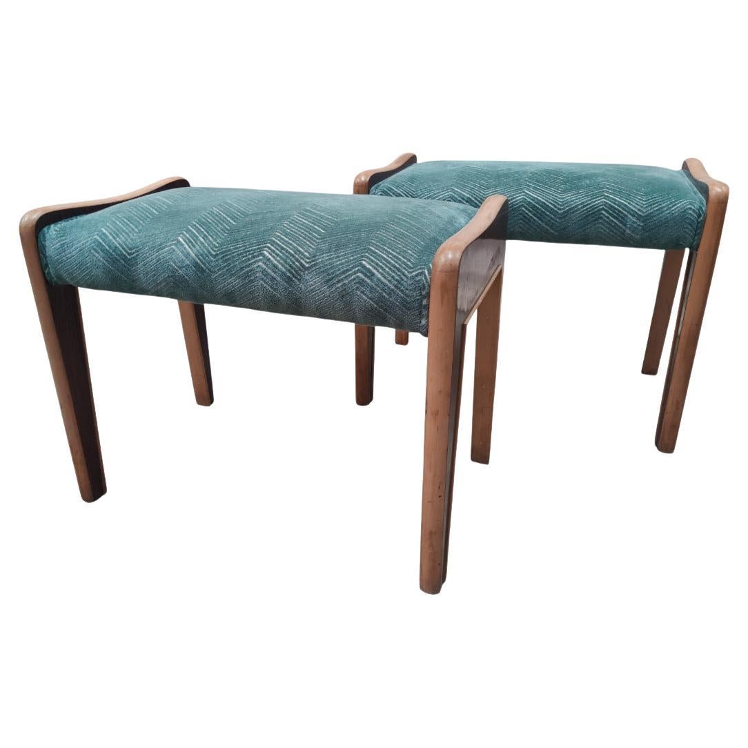 Coppia di panchetti impiallacciati in noce con seduta in velluto, Italia in vendita