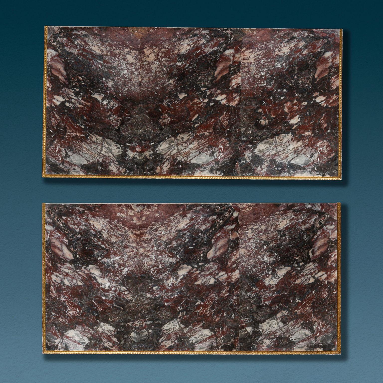 Pareja de encimeras de mármol blanco pavimentadas en brecha medicea, rematadas con borde cincelado de bronce dorado y trabajadas con sucesivos motivos de hojas.