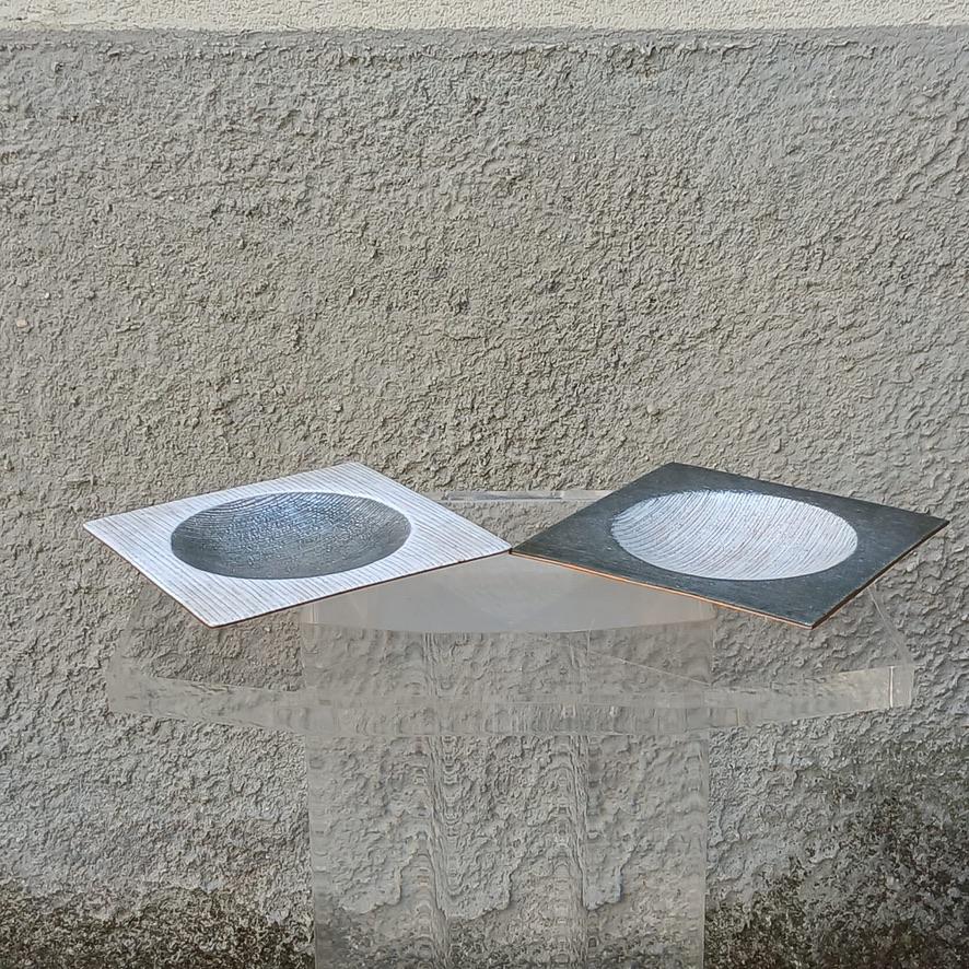 Studio del Campo, smalto su rame, rame smaltato, piatti decorativi, modernismo italiano, arte astratta, design anni ’60, Torino, arte su metallo, smalti artistici, vintage italiano, coppia piatti, oggetti da collezione, arte e design, arte