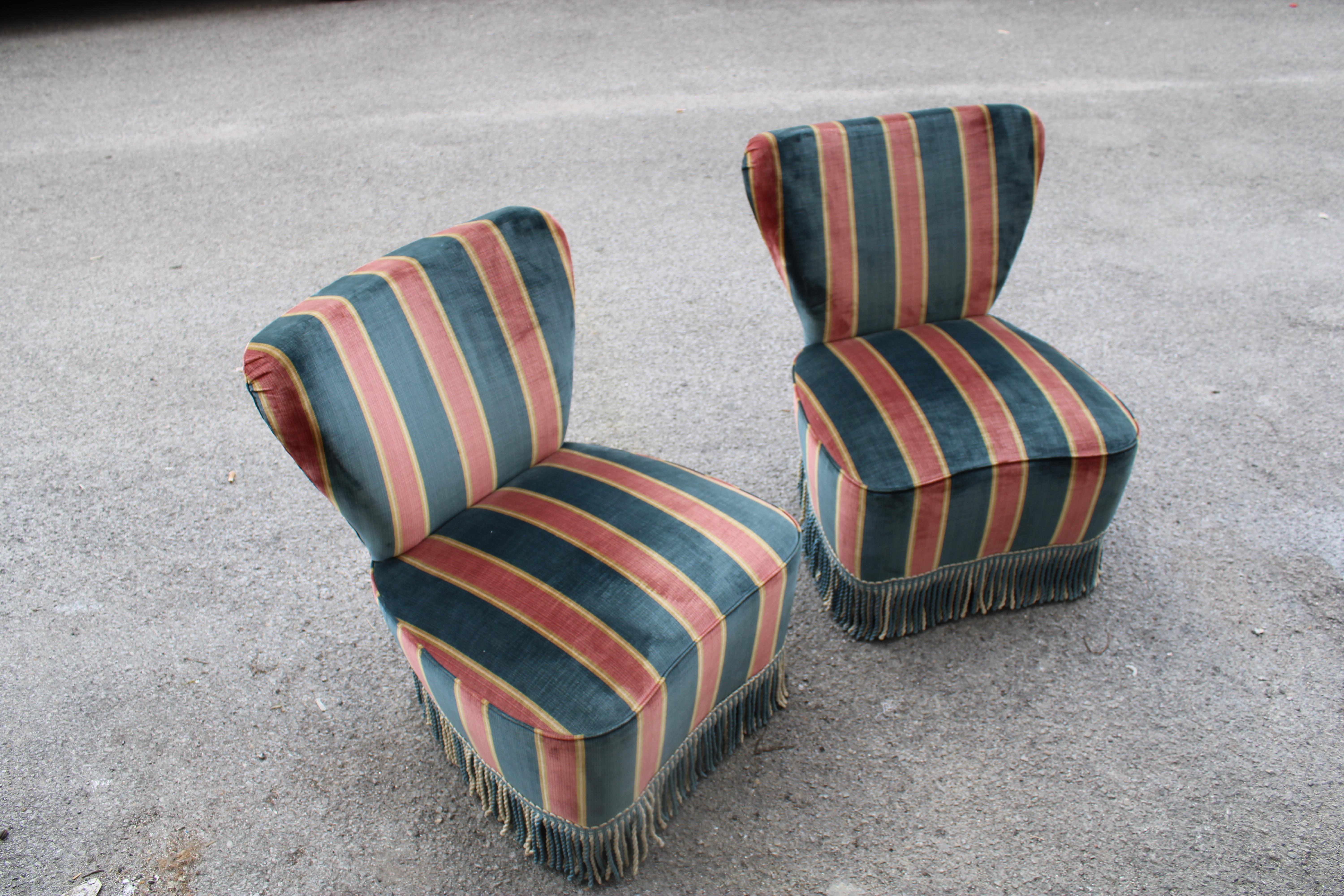 Coppia di poltrone basse con tessuto colorato a strisce piedi a cono in legno.