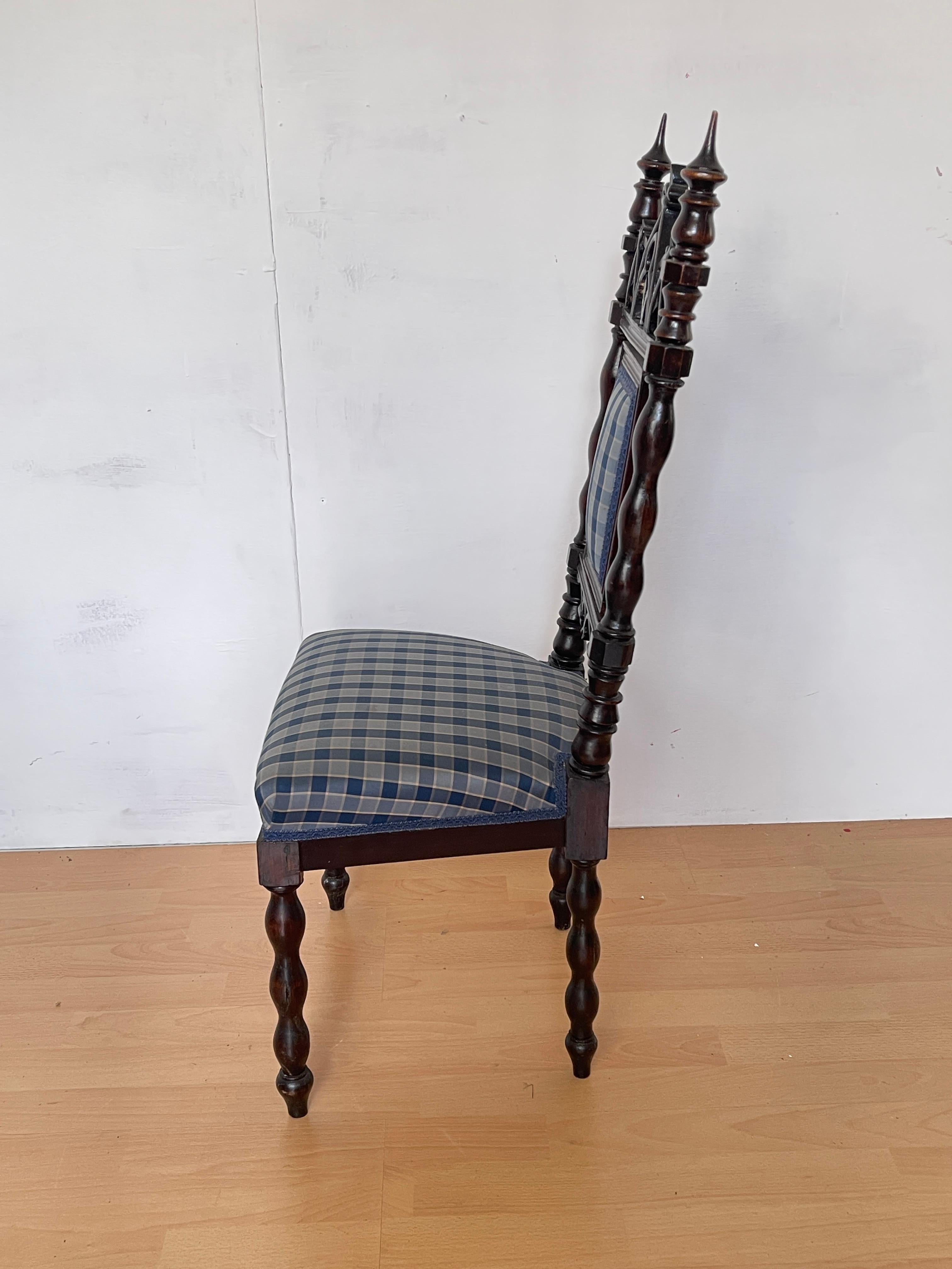 Paire de petites chaises classiques en bois sculpté avec tapisserie à carreaux en vente 2