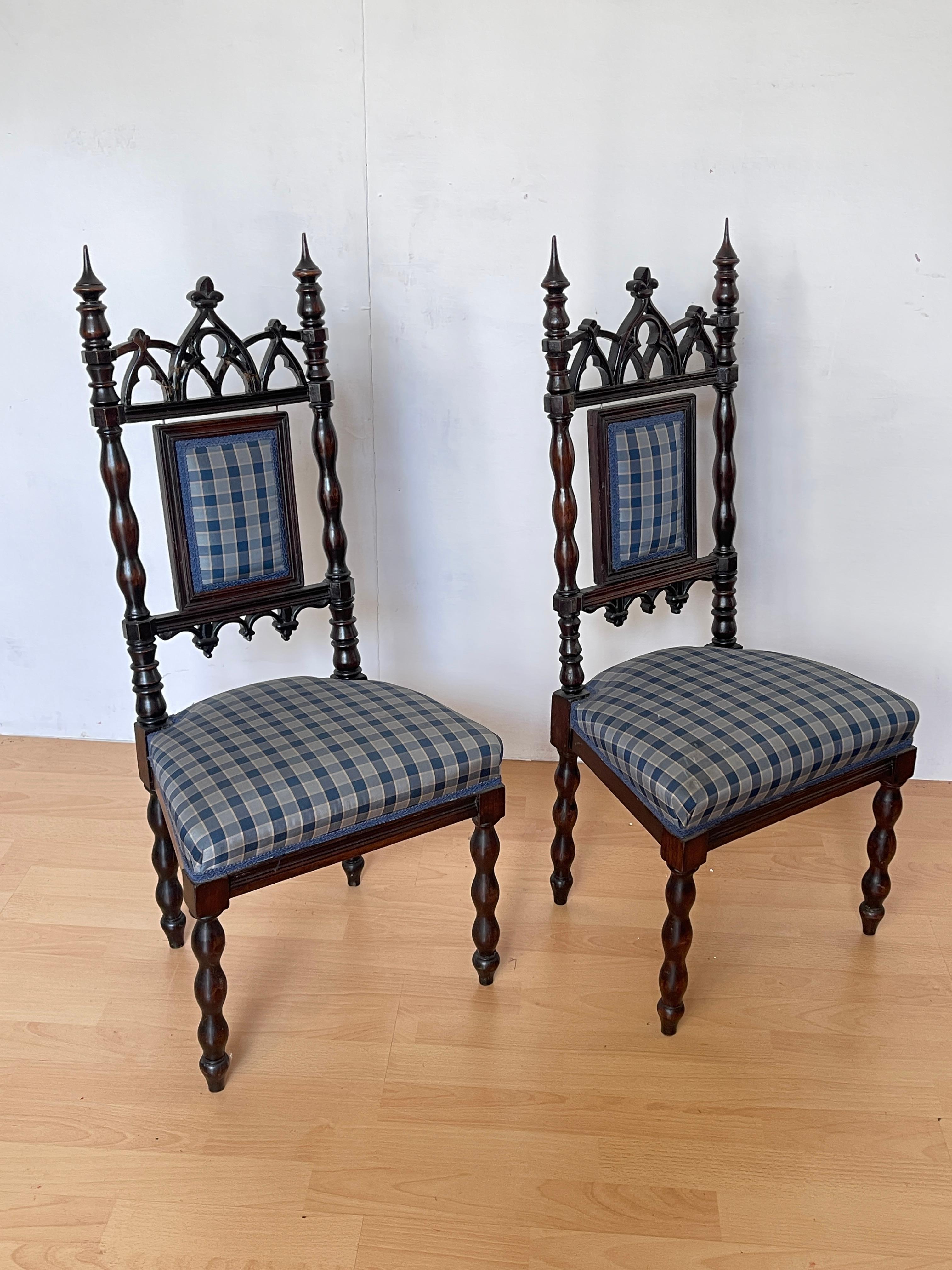 Paire de petites chaises classiques en bois sculpté avec tapisserie à carreaux en vente 3