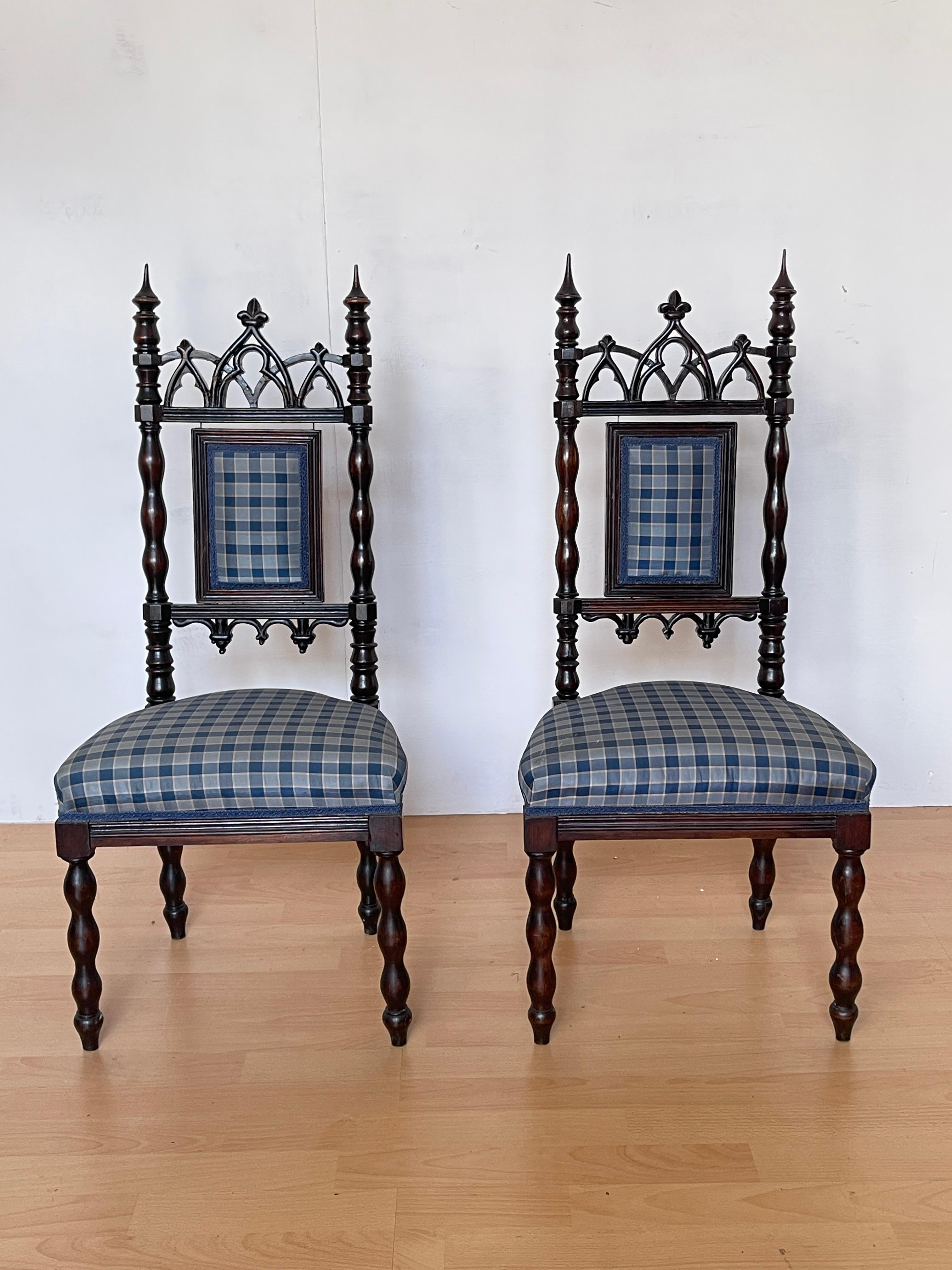 Paire de petites chaises classiques en bois sculpté avec tapisserie à carreaux en vente 4
