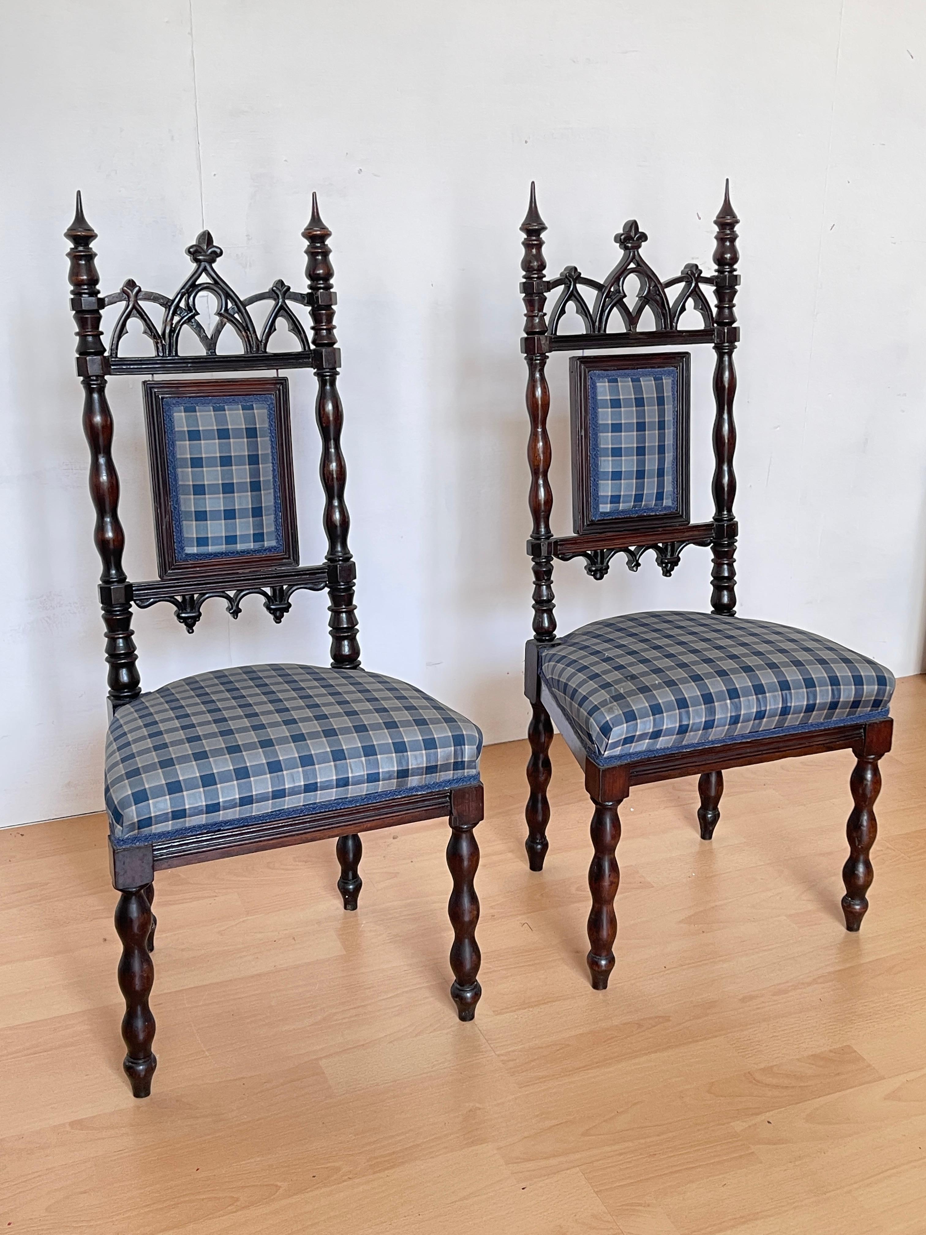 Paire de petites chaises classiques en bois sculpté avec tapisserie à carreaux en vente 5