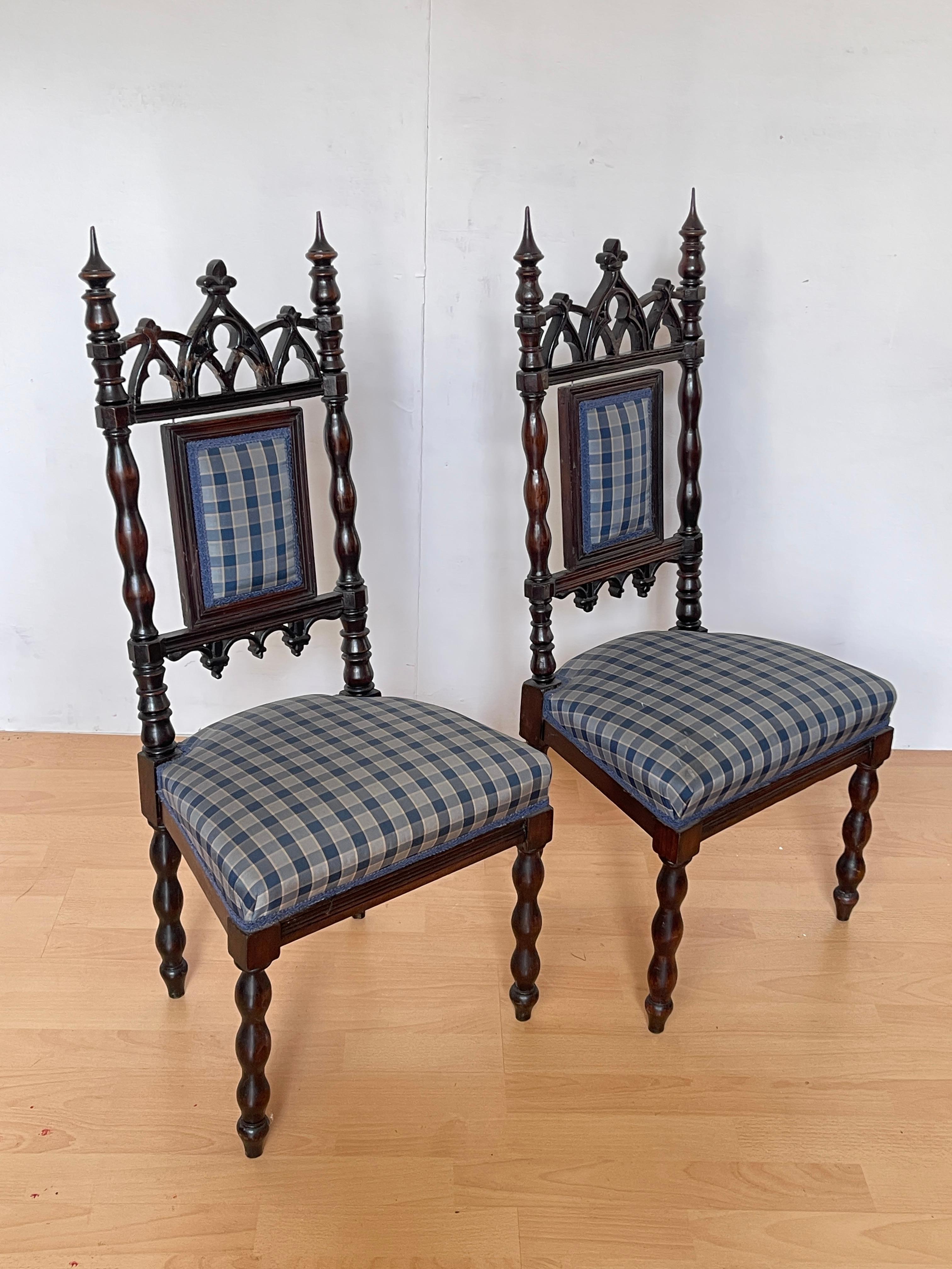 Néo-classique Paire de petites chaises classiques en bois sculpté avec tapisserie à carreaux en vente