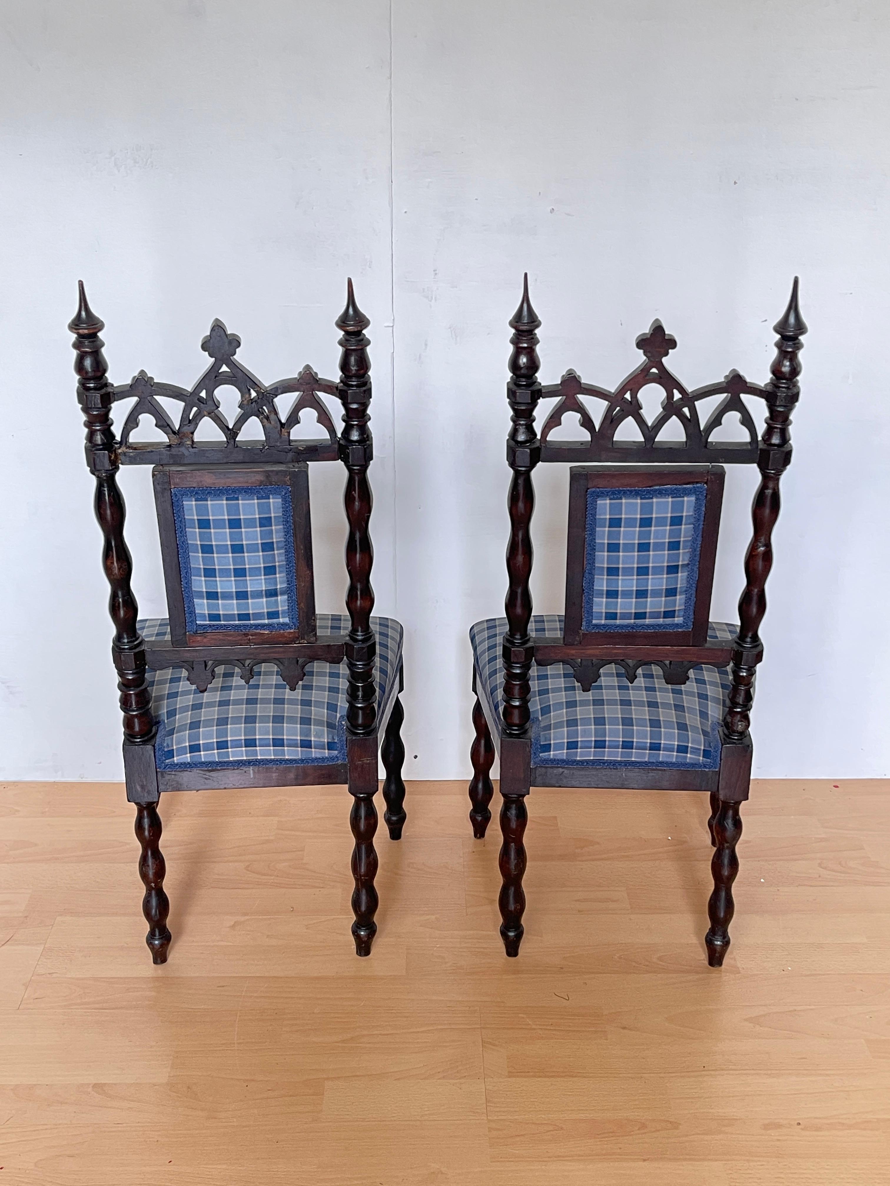Italian Paire de petites chaises classiques en bois sculpté avec tapisserie à carreaux en vente