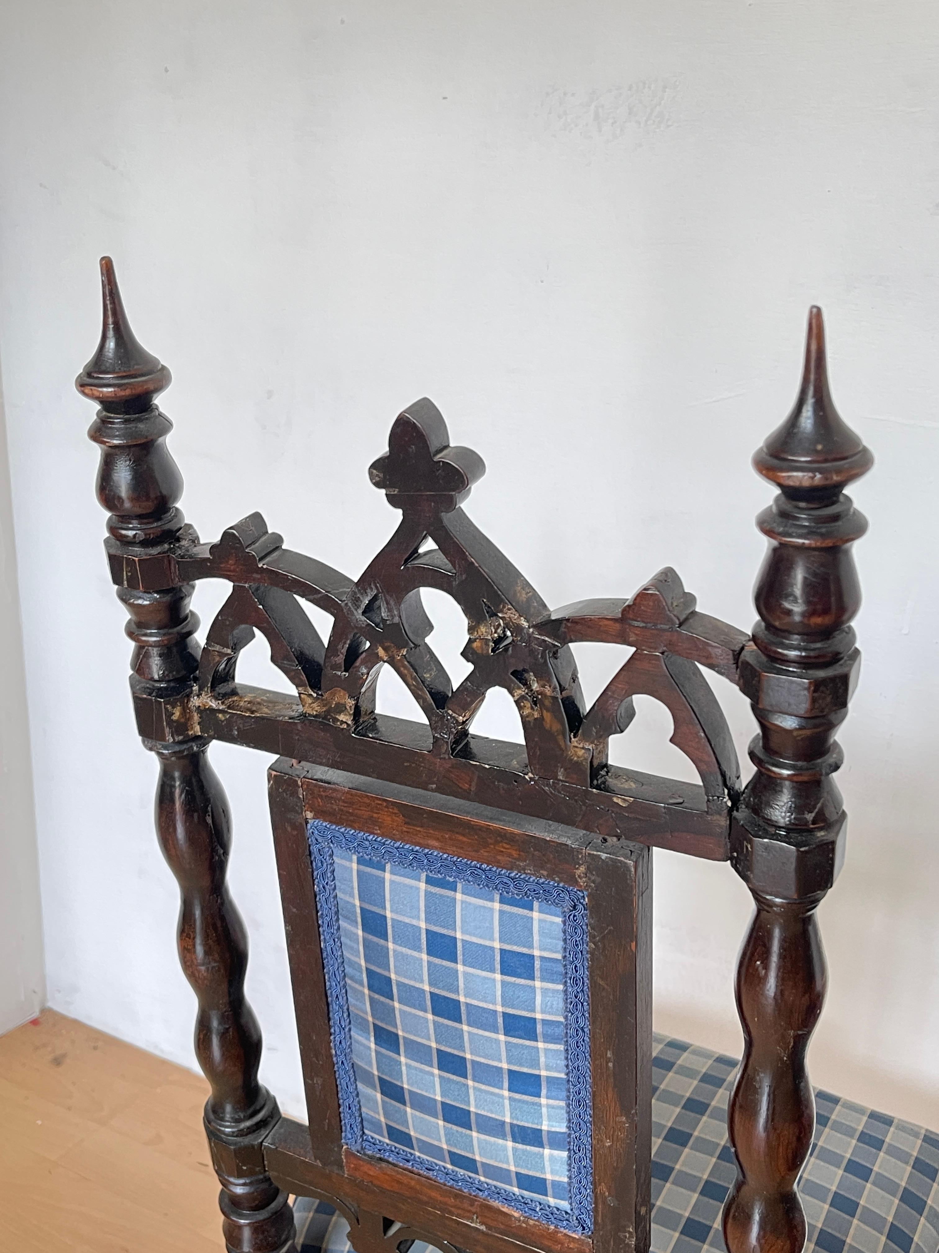Fait main Paire de petites chaises classiques en bois sculpté avec tapisserie à carreaux en vente