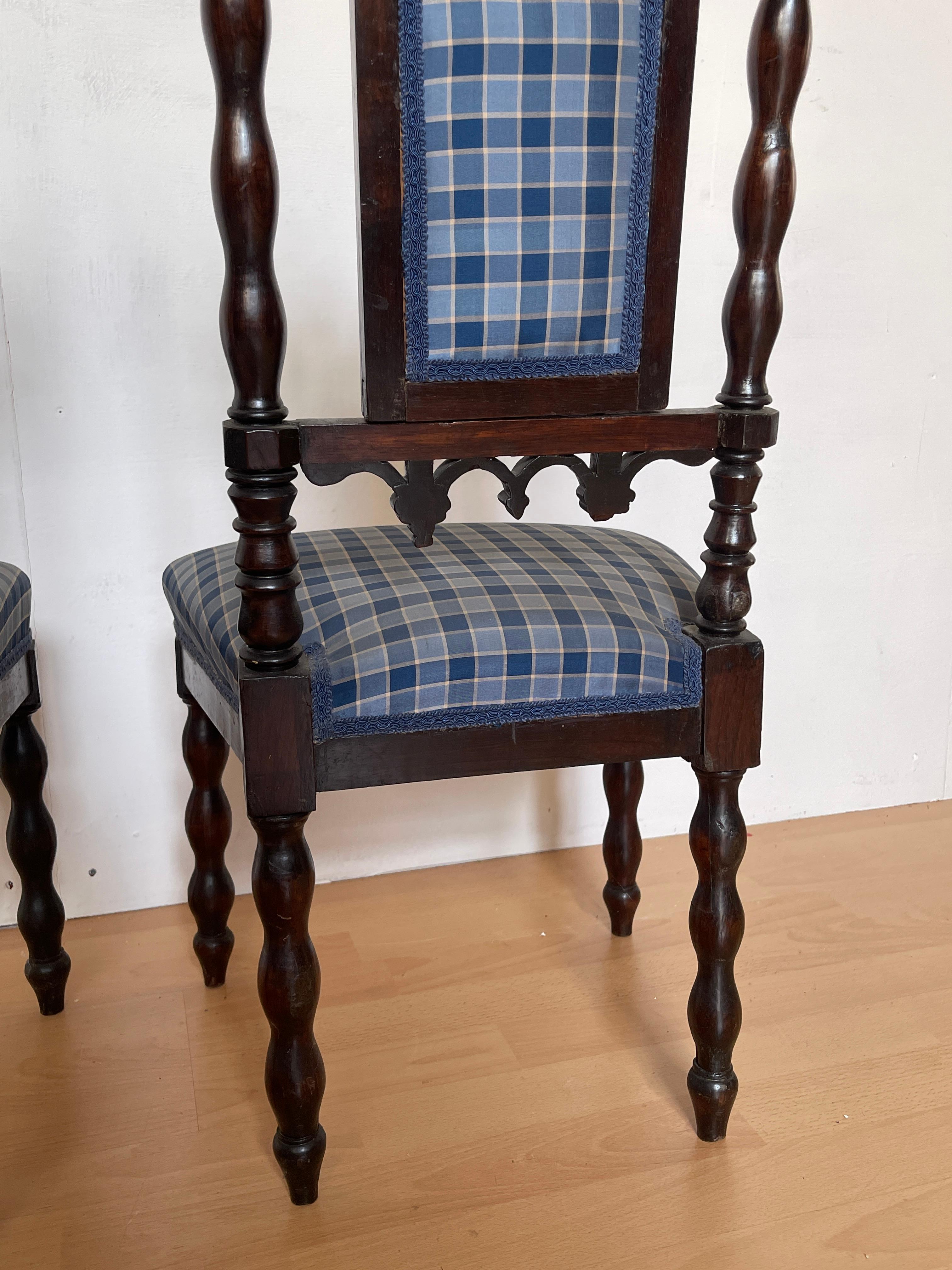 Paire de petites chaises classiques en bois sculpté avec tapisserie à carreaux Bon état - En vente à Cantù, IT