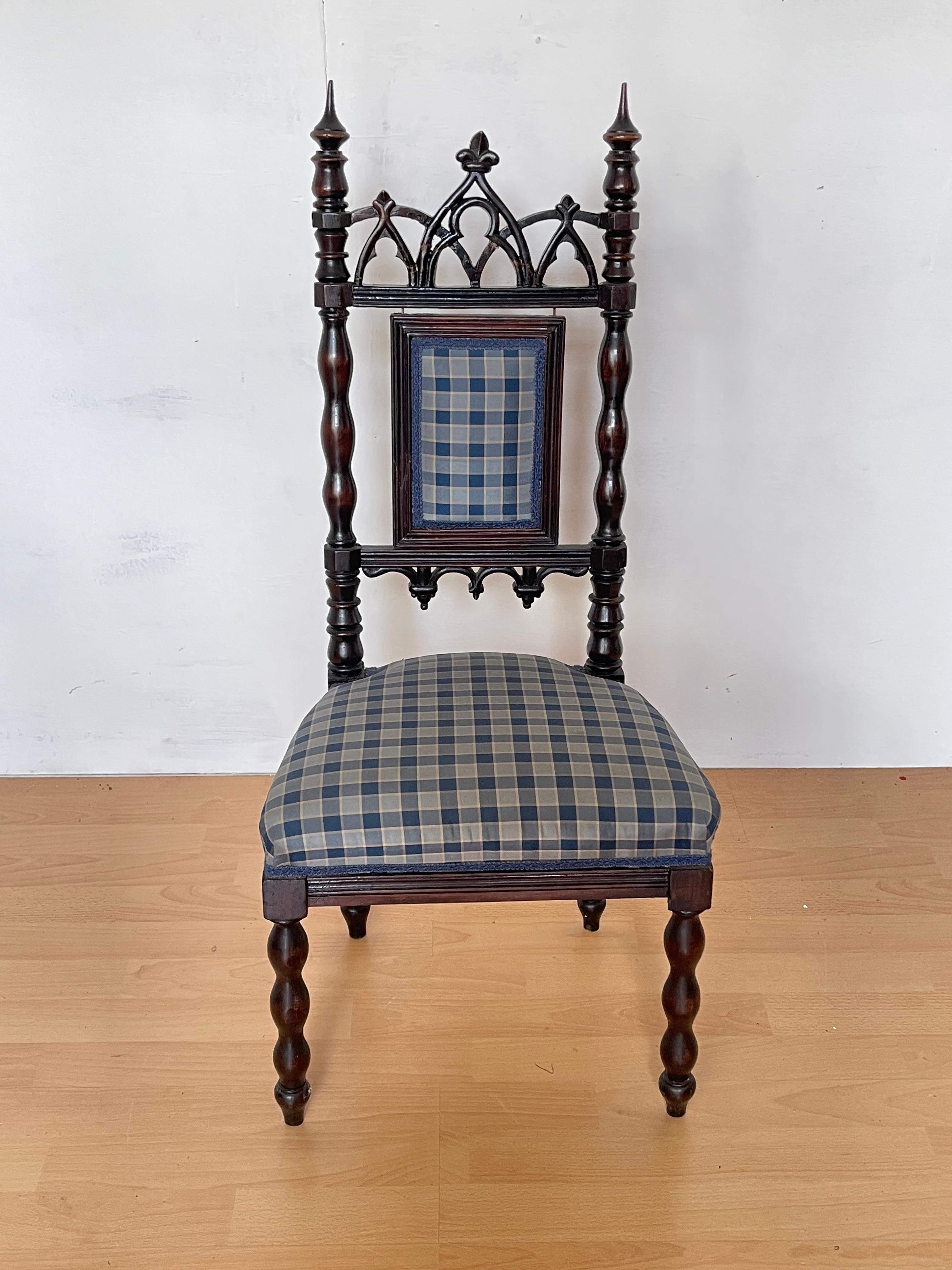 20th Century Paire de petites chaises classiques en bois sculpté avec tapisserie à carreaux en vente