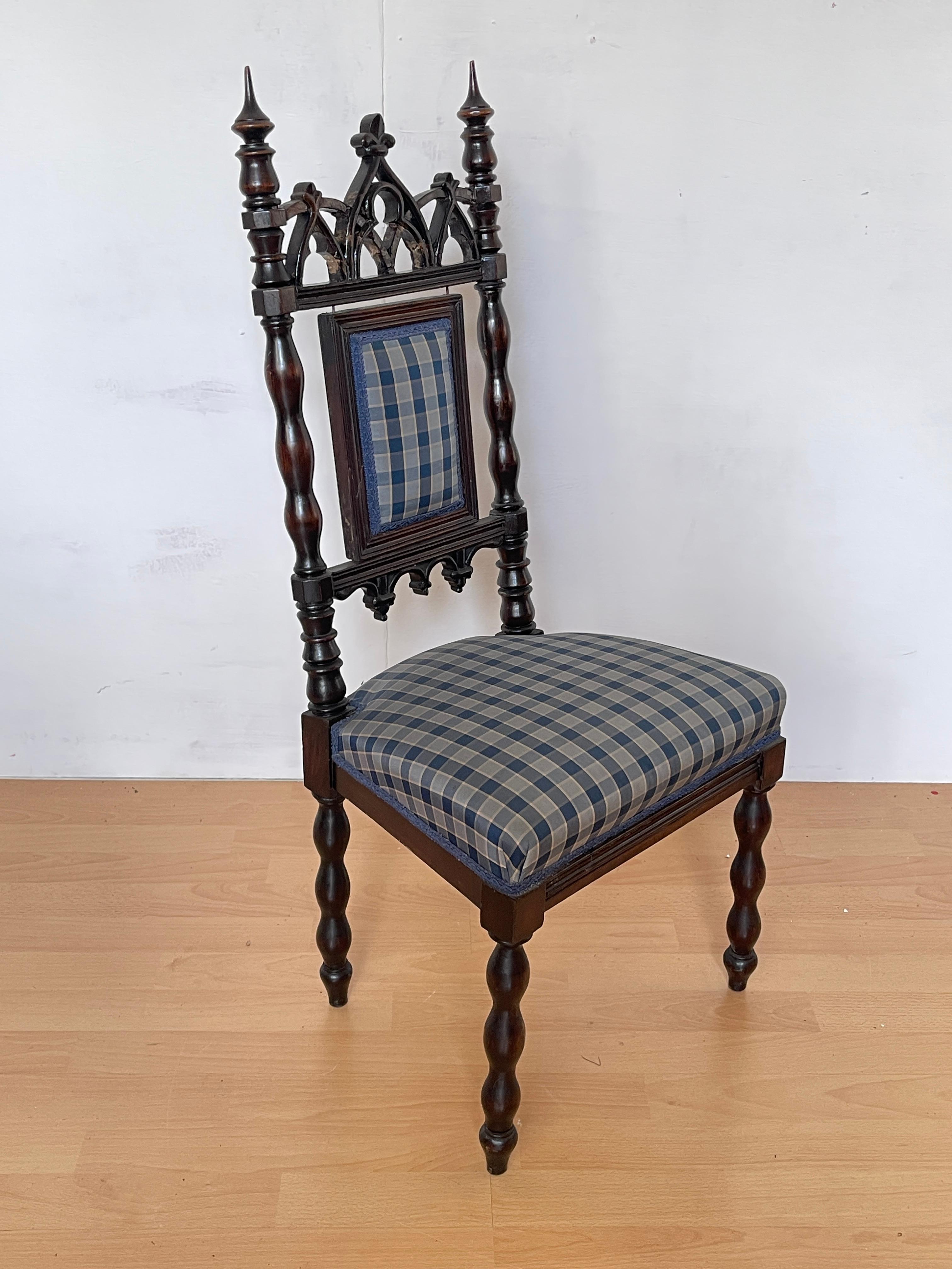 Tissu Paire de petites chaises classiques en bois sculpté avec tapisserie à carreaux en vente