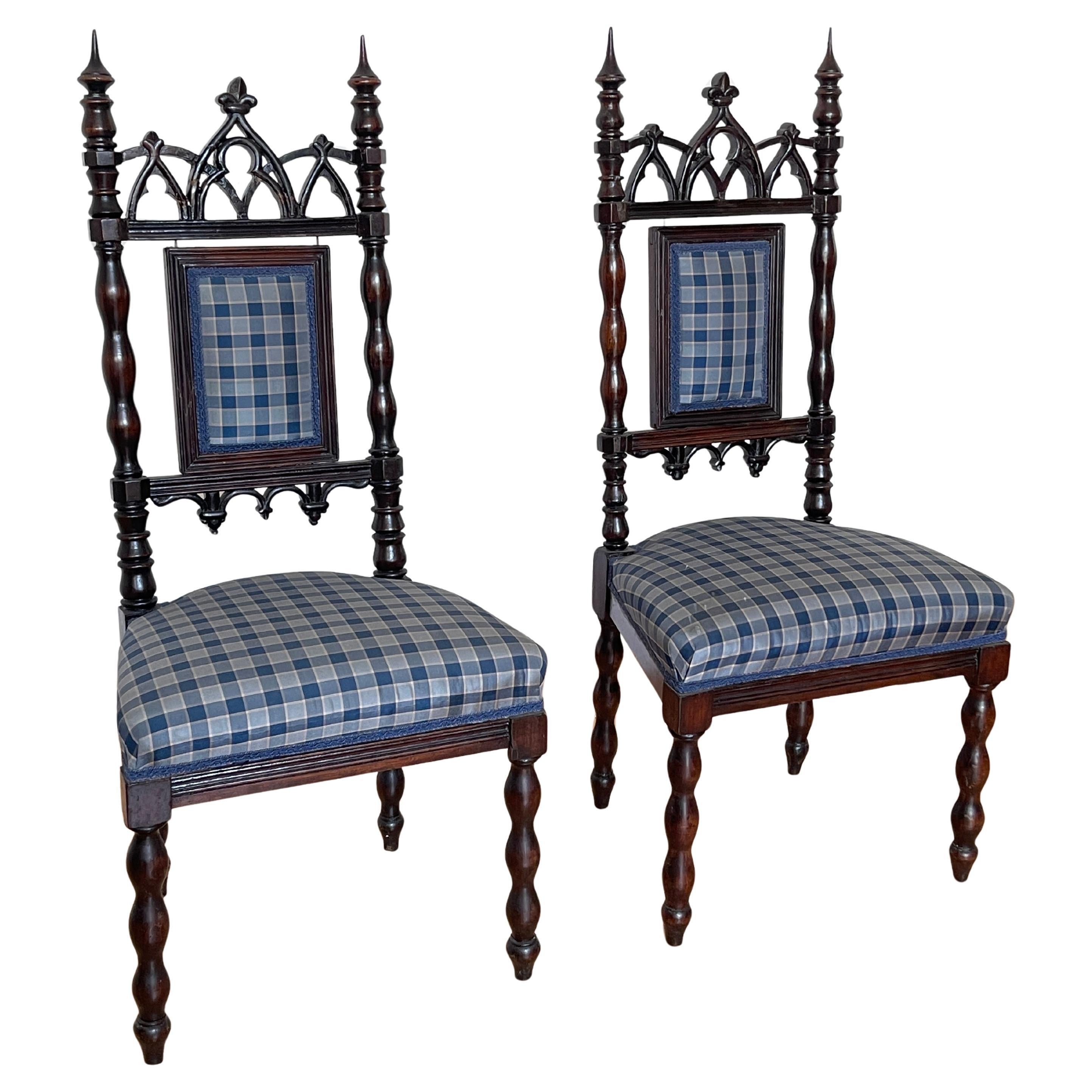 Paire de petites chaises classiques en bois sculpté avec tapisserie à carreaux en vente