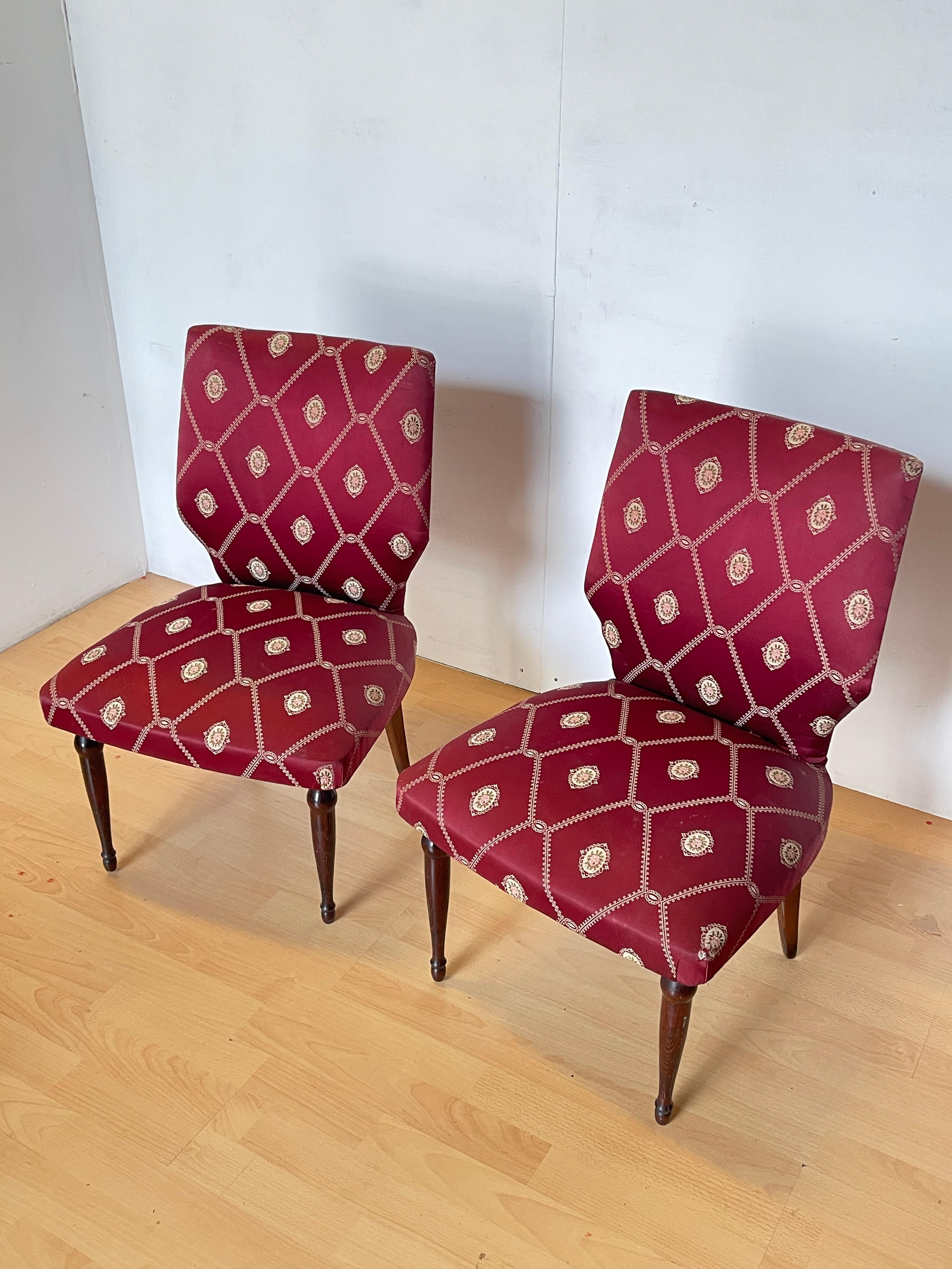 Ein Paar kleine Stühle ist die perfekte Wahl für alle, die Eleganz und Komfort auf kleinem Raum suchen. Mit ihrer reichen burgunderroten Stoffbespannung und dem zarten geometrischen Muster verleihen diese Stühle jedem Raum einen Hauch von Klasse.