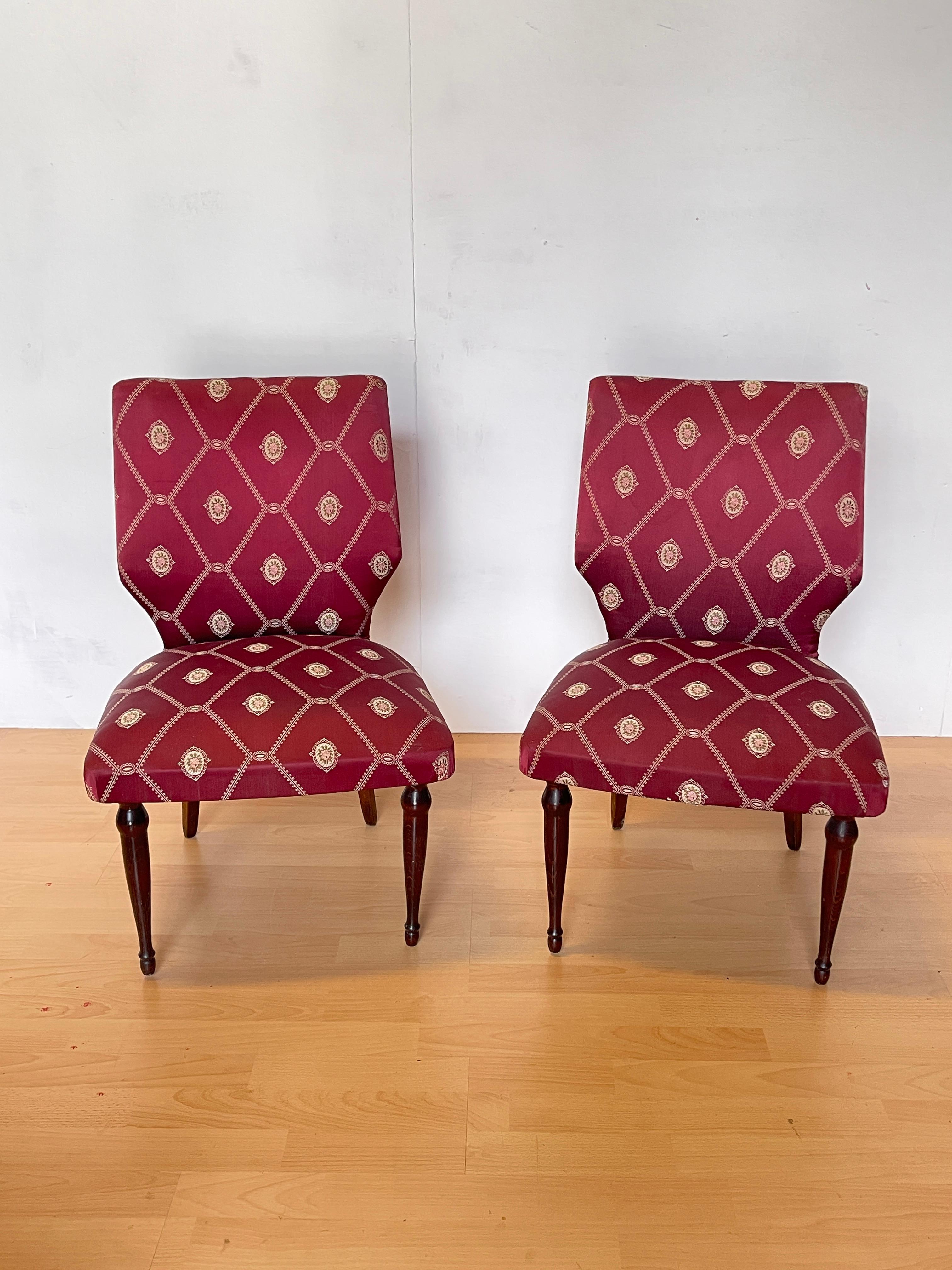 Paar kleine Stühle mit bordeauxfarbener Polsterung und dunklen Holzbeinen (Moderne der Mitte des Jahrhunderts) im Angebot