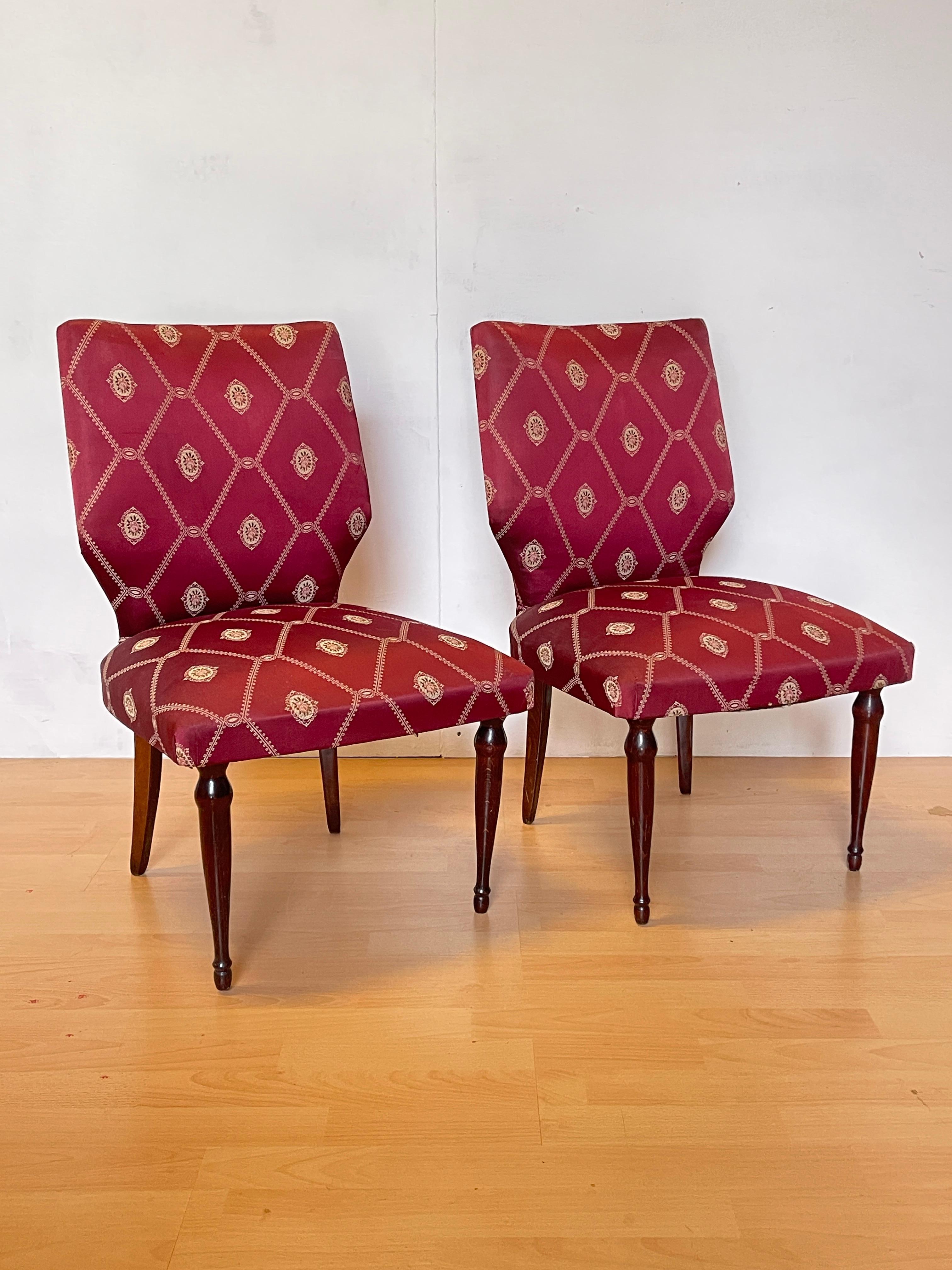 Paar kleine Stühle mit bordeauxfarbener Polsterung und dunklen Holzbeinen (20th Century) im Angebot