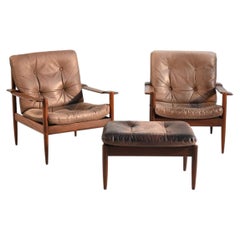 Paire de fauteuils scandinaves en cuir avec ottoman, 1960s