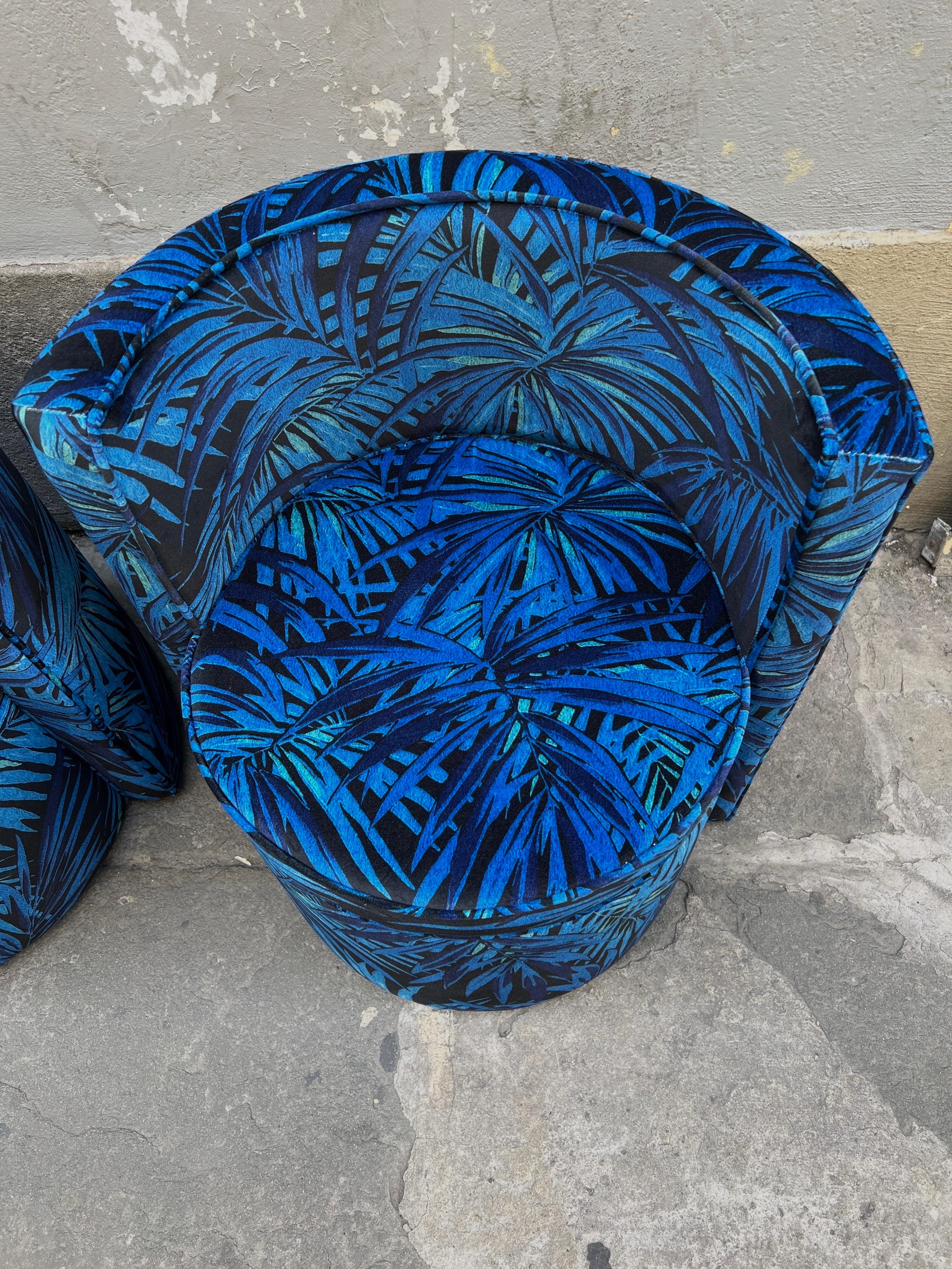 Coppia di poltroncine a pozzetto presentate con velluto floreale toni del blu 12