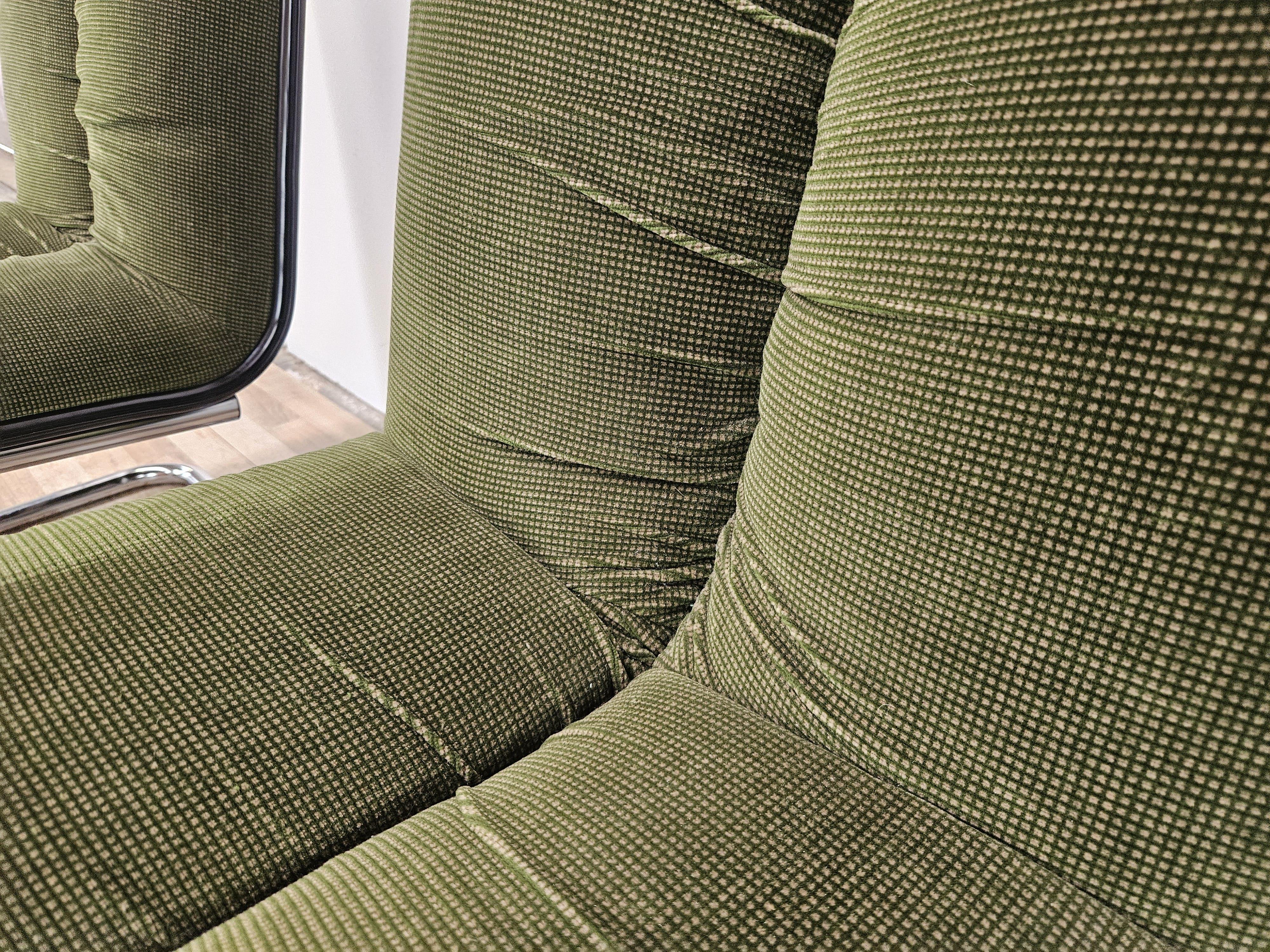 Pair of 1970s armchairs in chrome metal and green fabric by Cazzaro For Sale 6