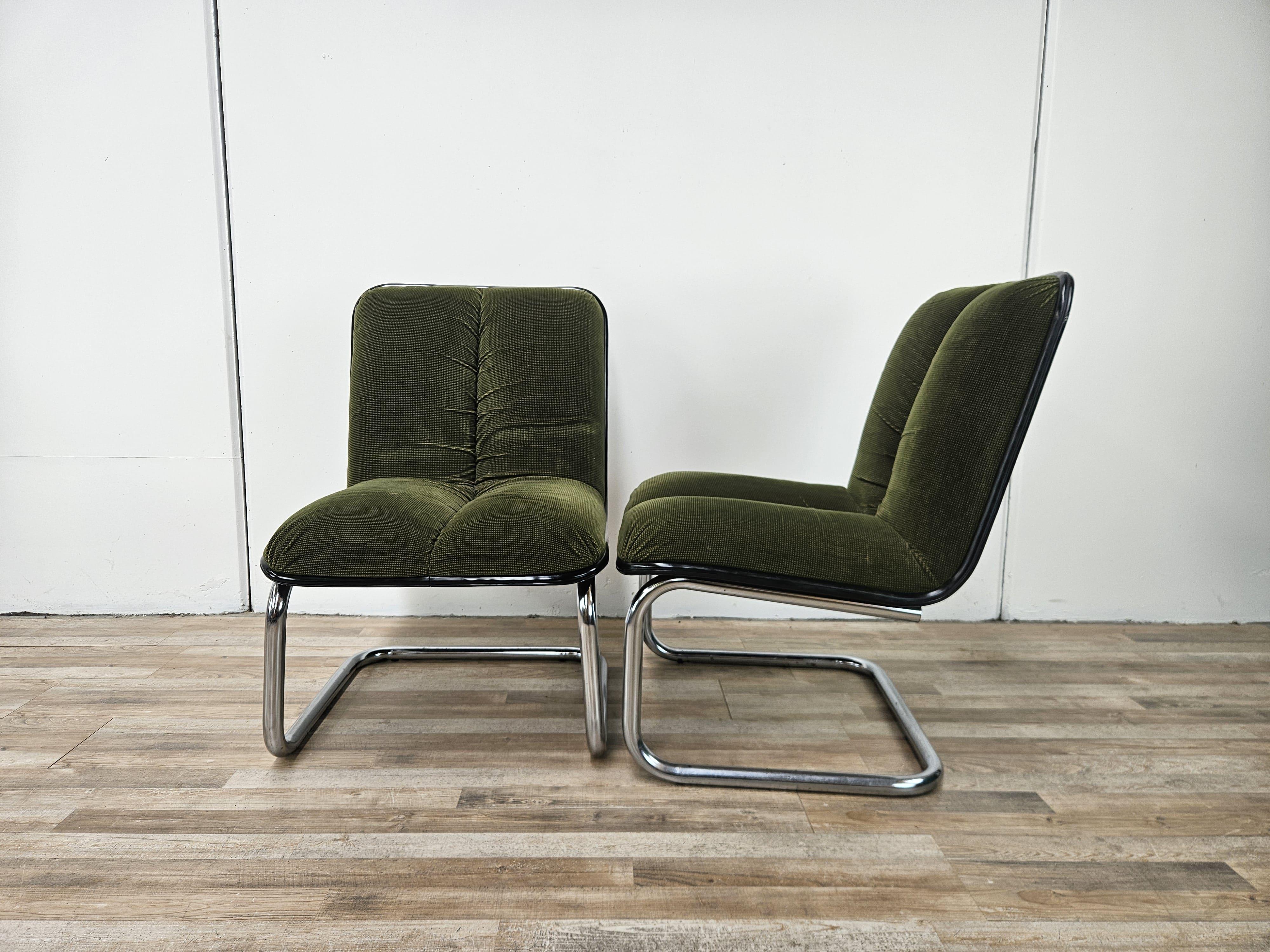 Italian Pair of 1970s armchairs in chrome metal and green fabric by Cazzaro For Sale