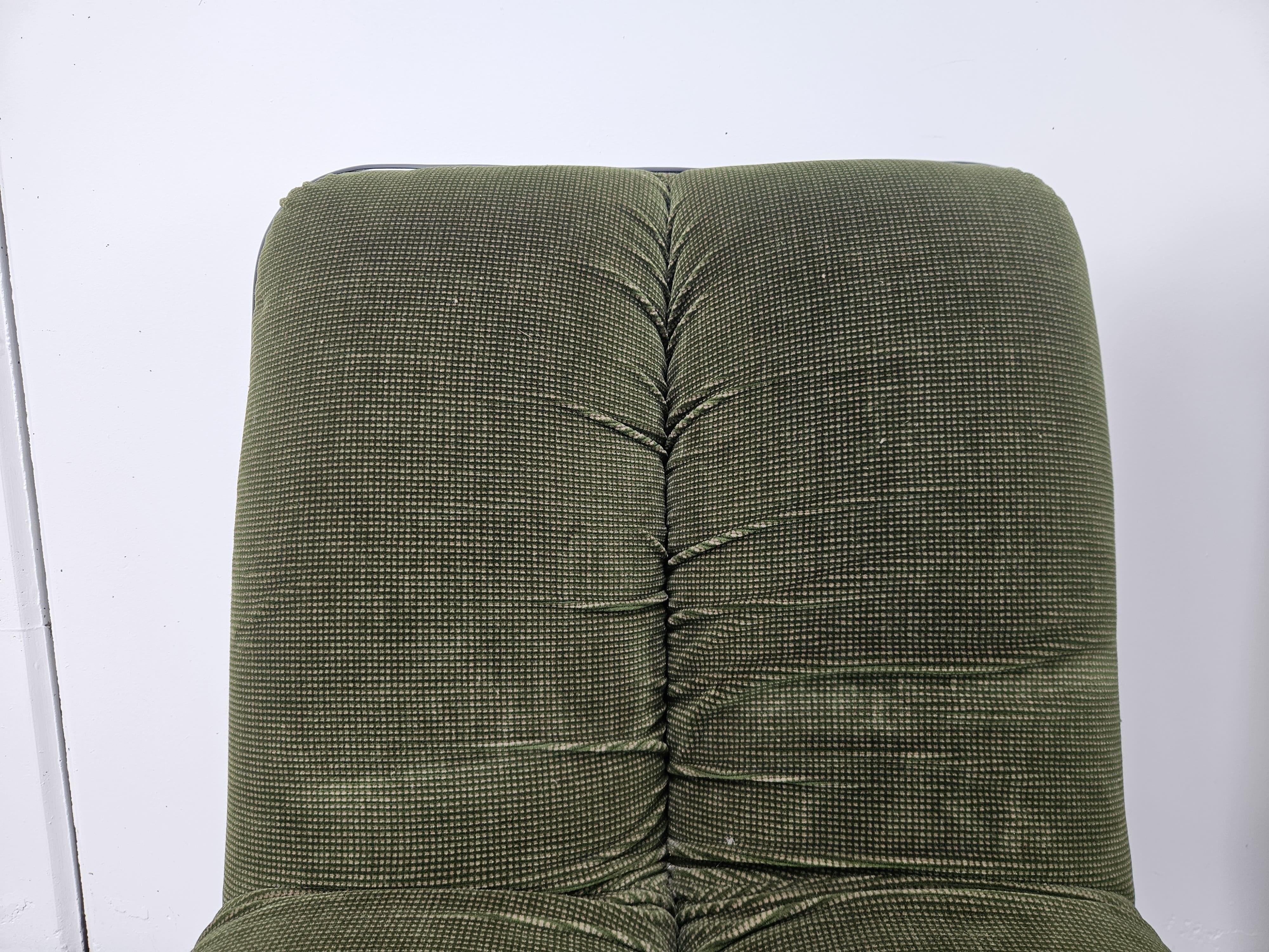 Pair of 1970s armchairs in chrome metal and green fabric by Cazzaro In Good Condition For Sale In Premariacco, IT