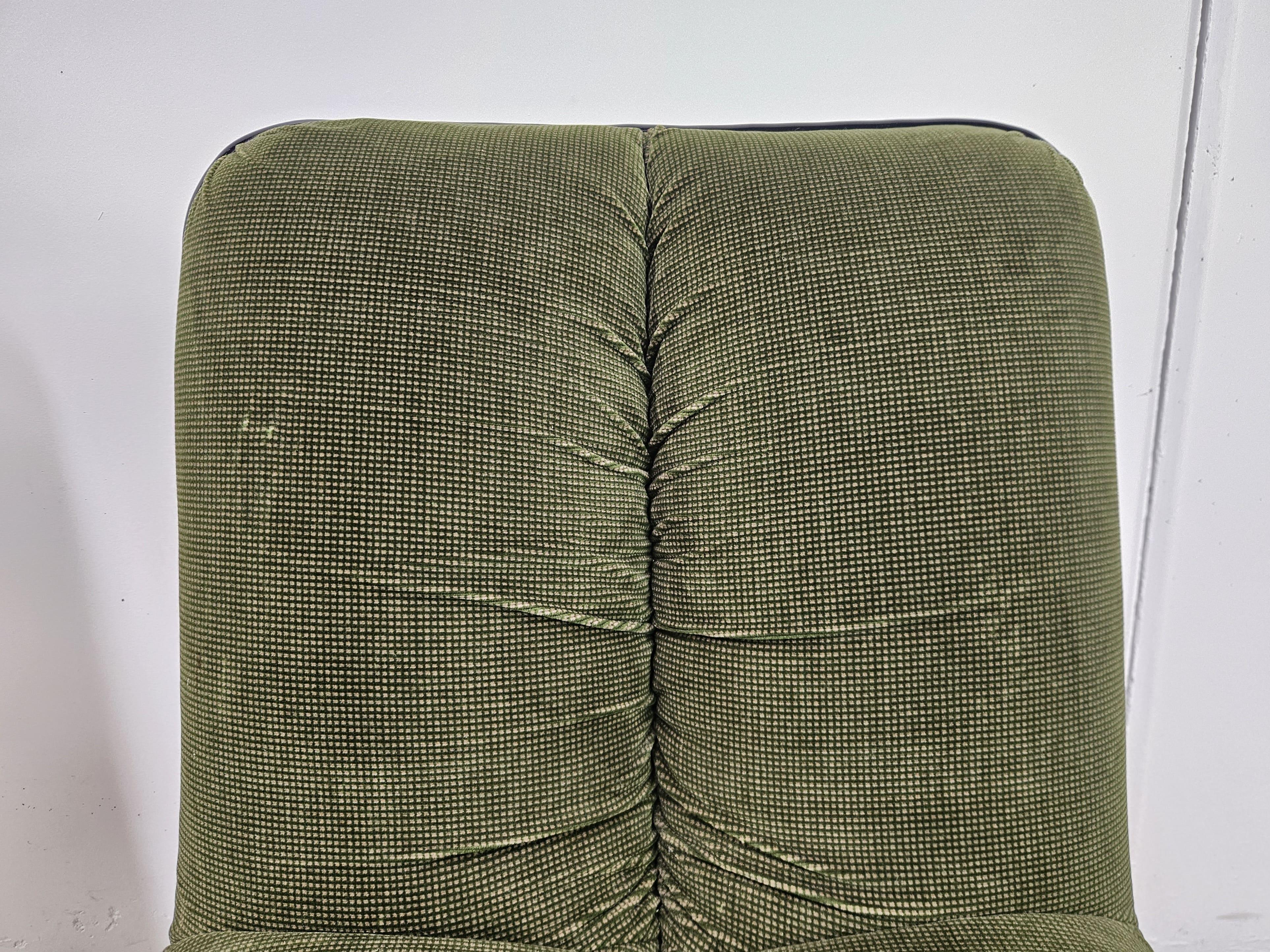 Metal Pair of 1970s armchairs in chrome metal and green fabric by Cazzaro For Sale