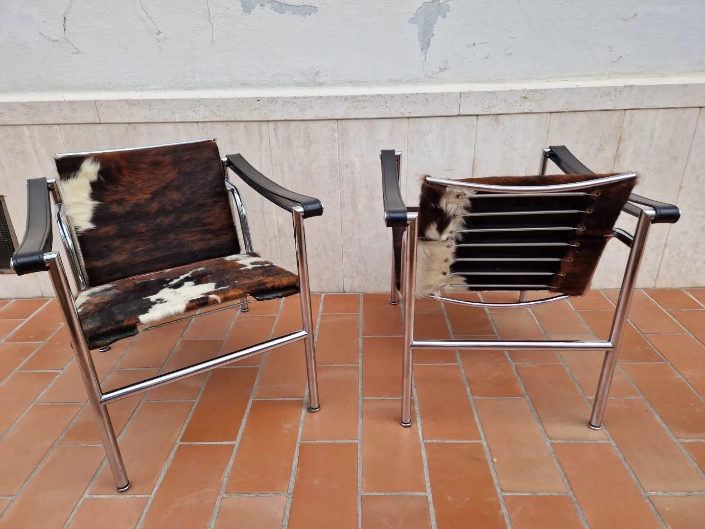 Mid-Century Modern Pair of Bauhaus basculant LC1 armchairs by Le Corbusier Original  For Sale