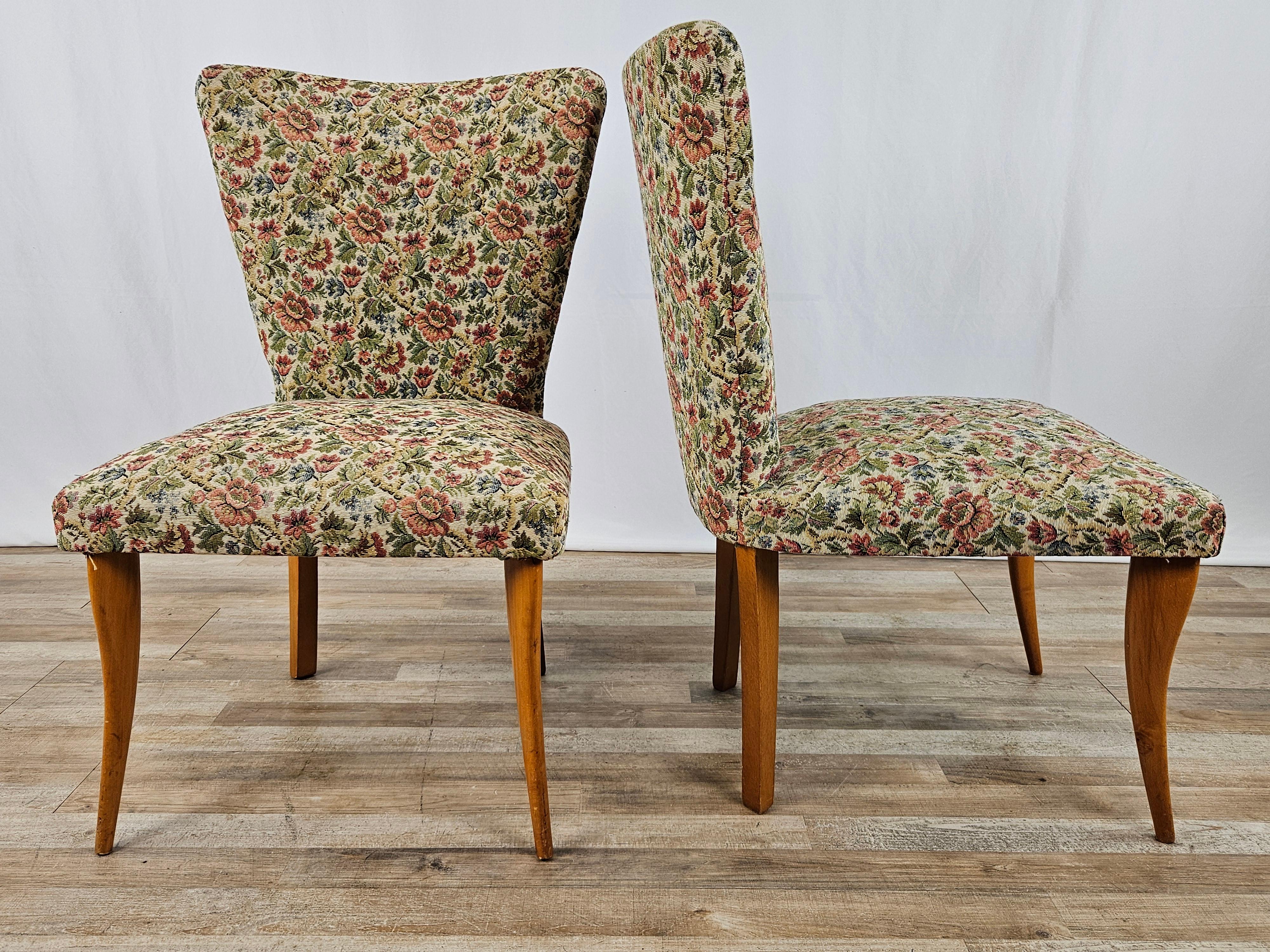 Coppia di poltroncine anni '50 in stile italiano con seduta e schienali imbottiti e rivestiti da una particolare fantasia floreale.

Una delle due presenta un alone sullo schienale come da foto.