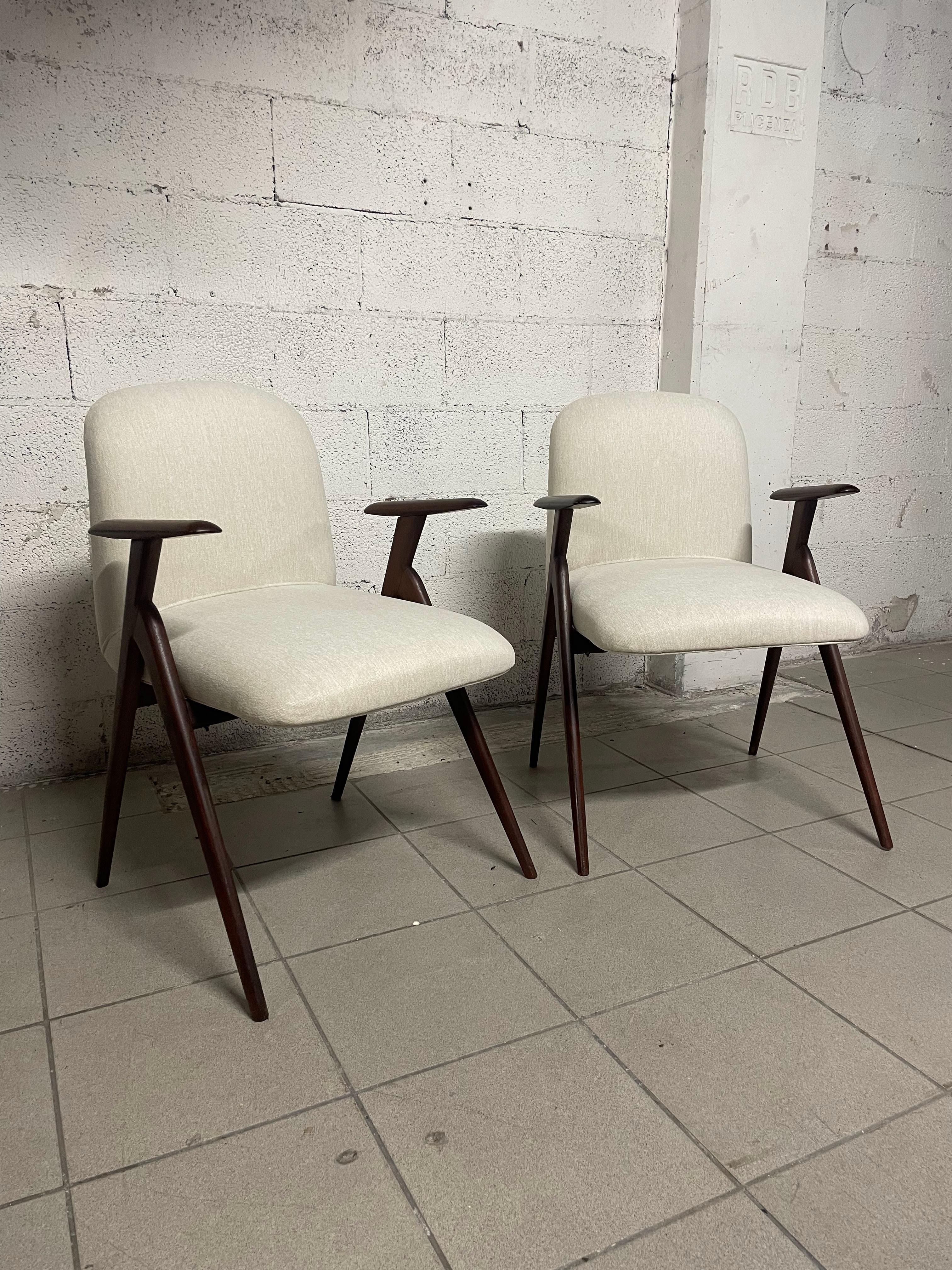 Ein von den Architekten Lietti und Motta entworfenes und von Gaetano und Alessandro Besana (Mariano Comense - Italia) 1958 hergestelltes Sitzmöbel für den Innenausbau.

Das Gestell aus Teakholz wird von einer naturfarbenen Sitzbank begleitet, die