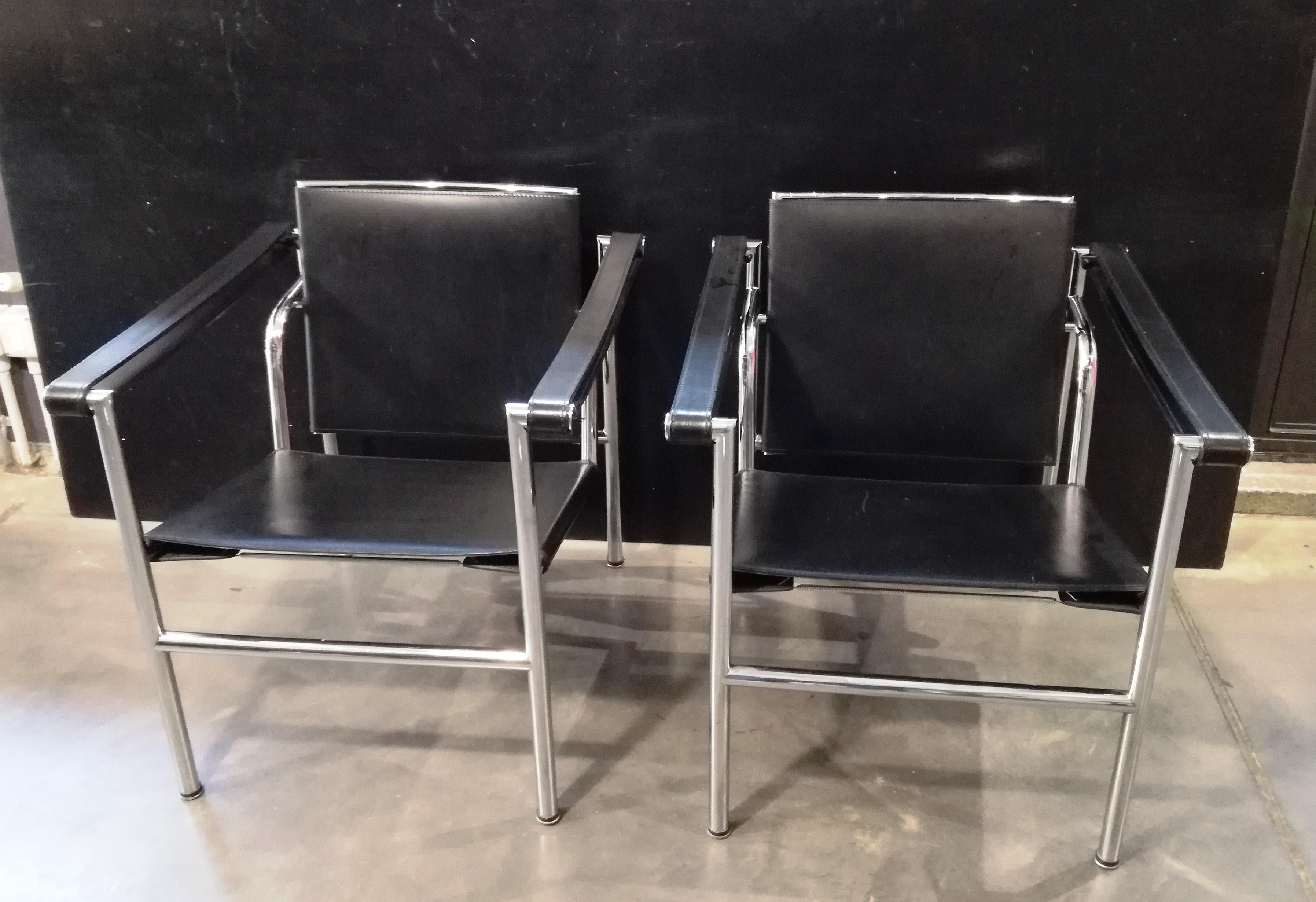 coppia di poltroncine di ispirazione Bauhaus, produzione Alivar, anni 90. usate ma in buono stato. h seduta cm 38 struttura in acciaio cromato, sedili in vero cuoio di qualita' italiana. non hanno difetti, presentano solo segni d'uso nel cuoio. il