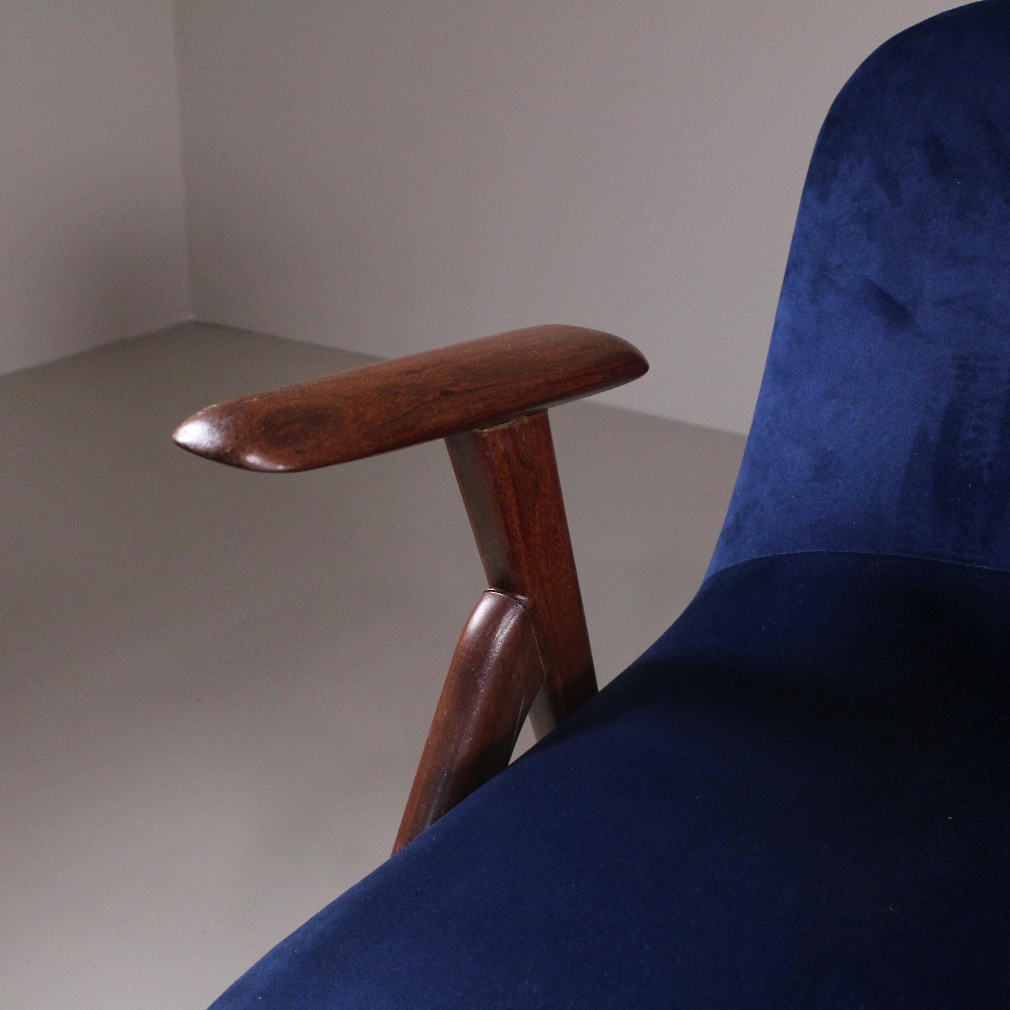 Paire de fauteuils en velours bleu, 1965 en vente 3