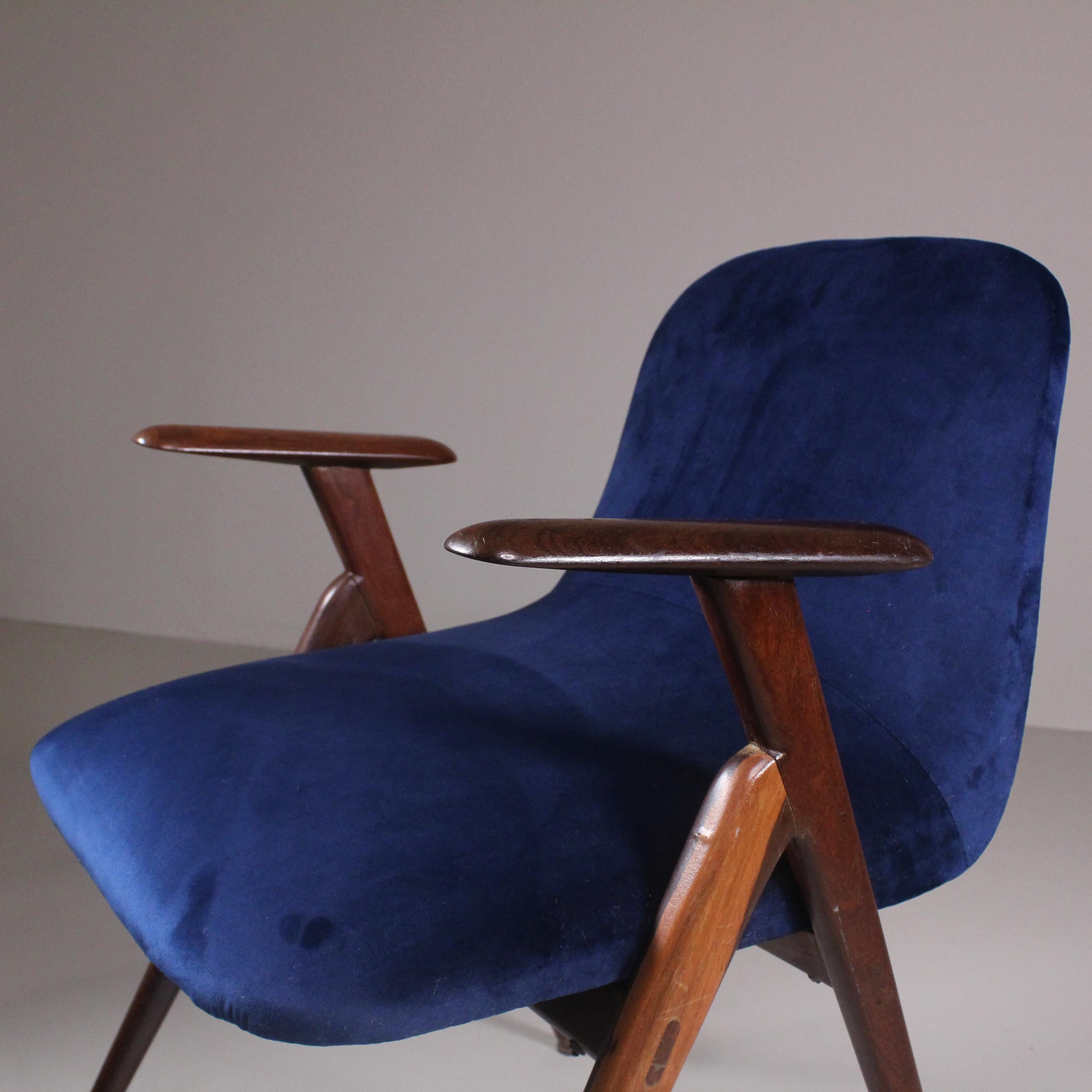 Paire de fauteuils en velours bleu, 1965 en vente 4