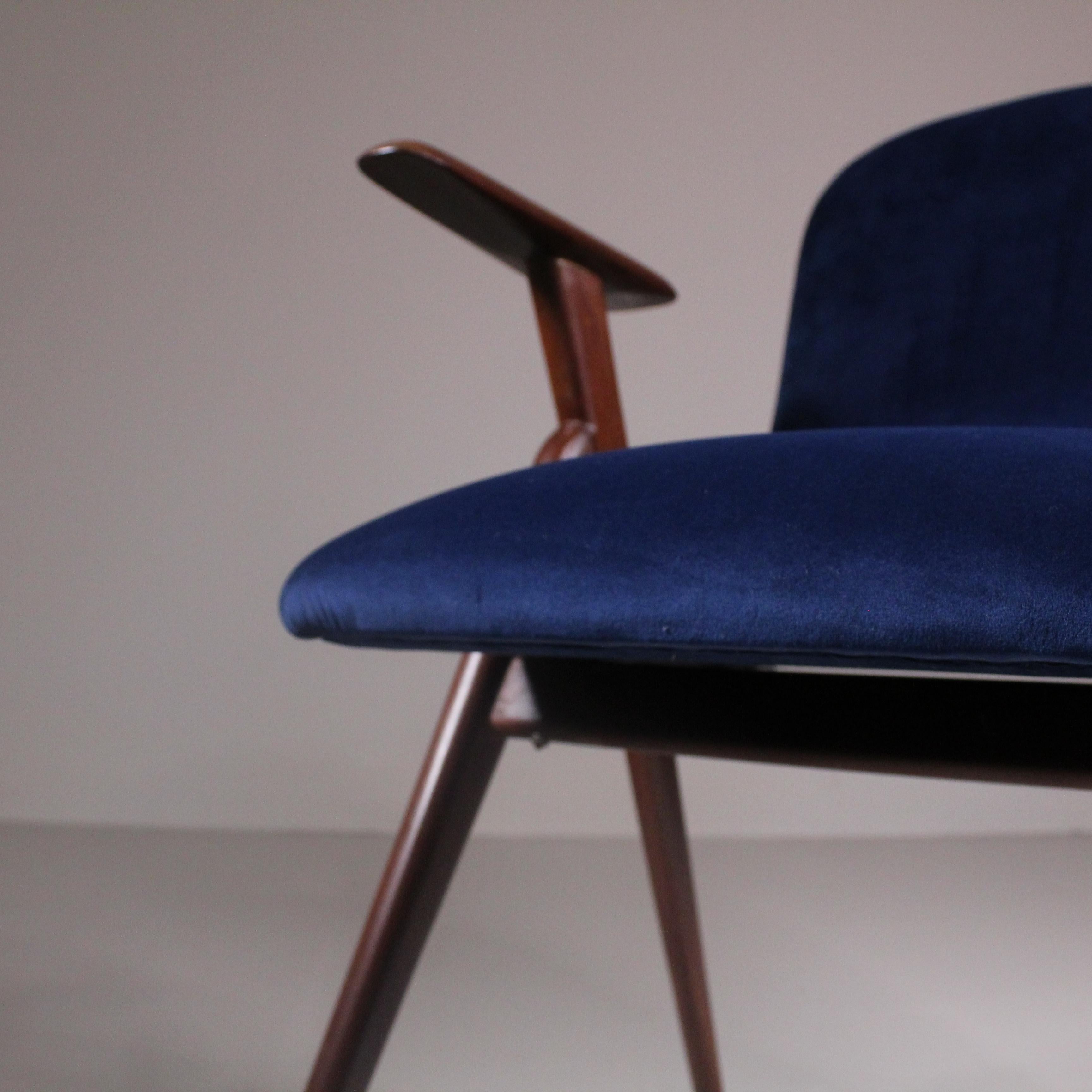 Paire de fauteuils en velours bleu, 1965 en vente 7