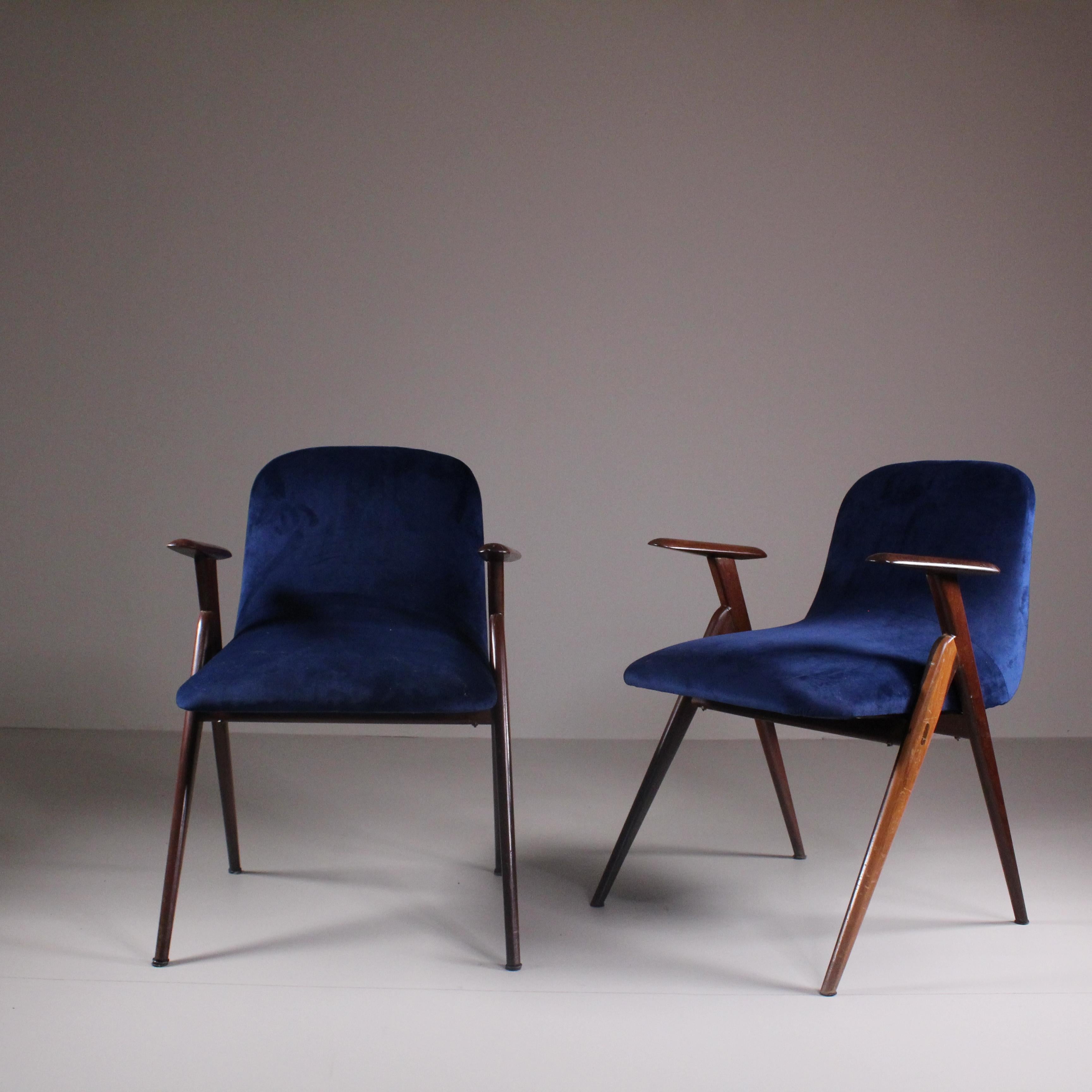 Paire de fauteuils en velours bleu, 1965

État : Très bon - restauré
Matériaux : velours, bois
Époque : 1960