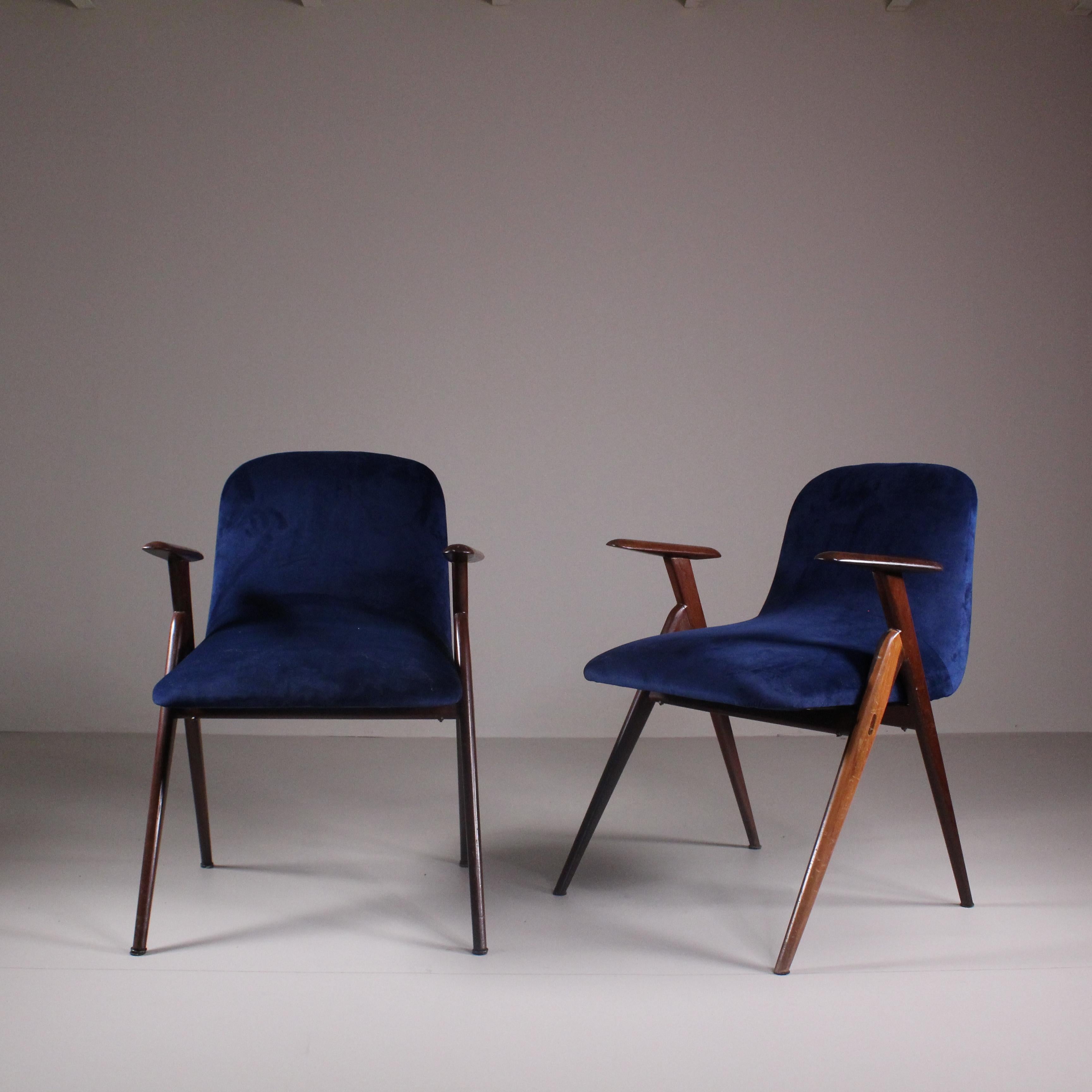 Mid-Century Modern Paire de fauteuils en velours bleu, 1965 en vente