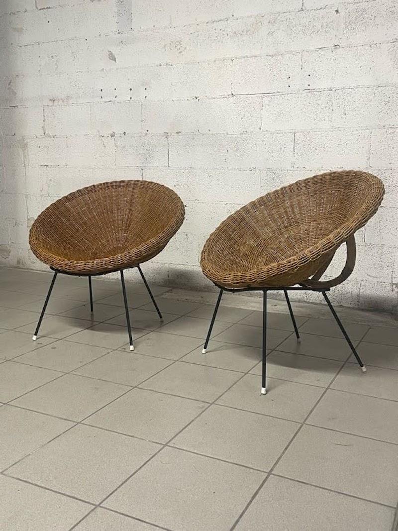 Italian Pair of woven wicker armchairs from the 1950s For Sale