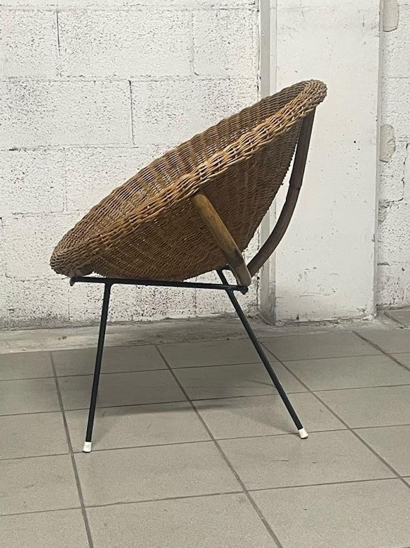 Metal Pair of woven wicker armchairs from the 1950s For Sale