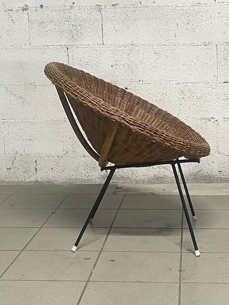 Pair of woven wicker armchairs from the 1950s For Sale 1